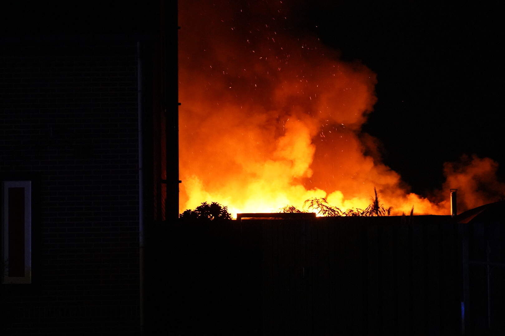 Afbeelding bij Dit heb je gemist in het weekend: Nachtelijke brand houdt campinggasten in Melderslo uren buiten en afsluiting A2 leidt tot verkeerschaos