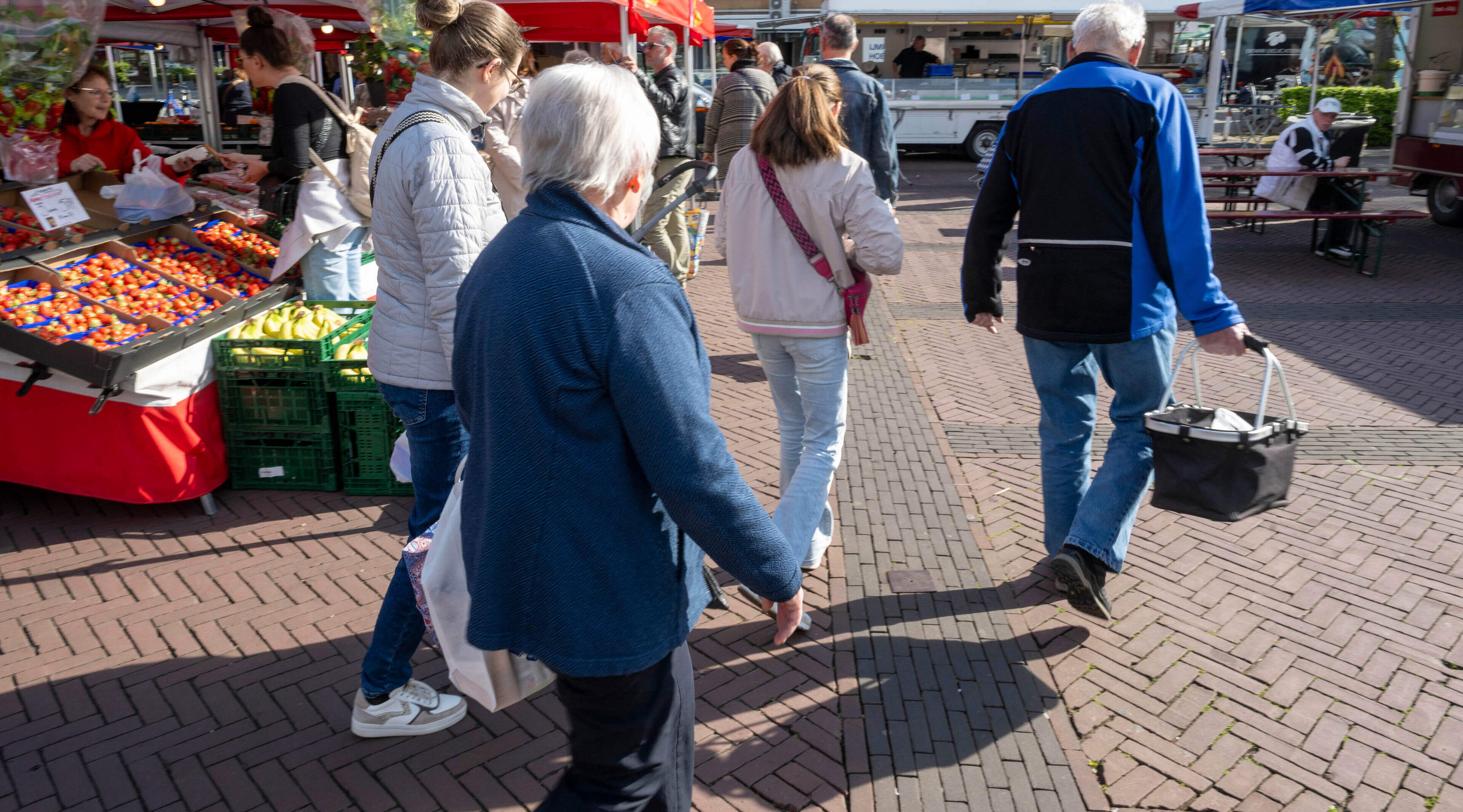 Weekmarkt Geleen keert na kritiek ondernemers alsnog terug naar oude plek: werkzaamheden doorgeschov