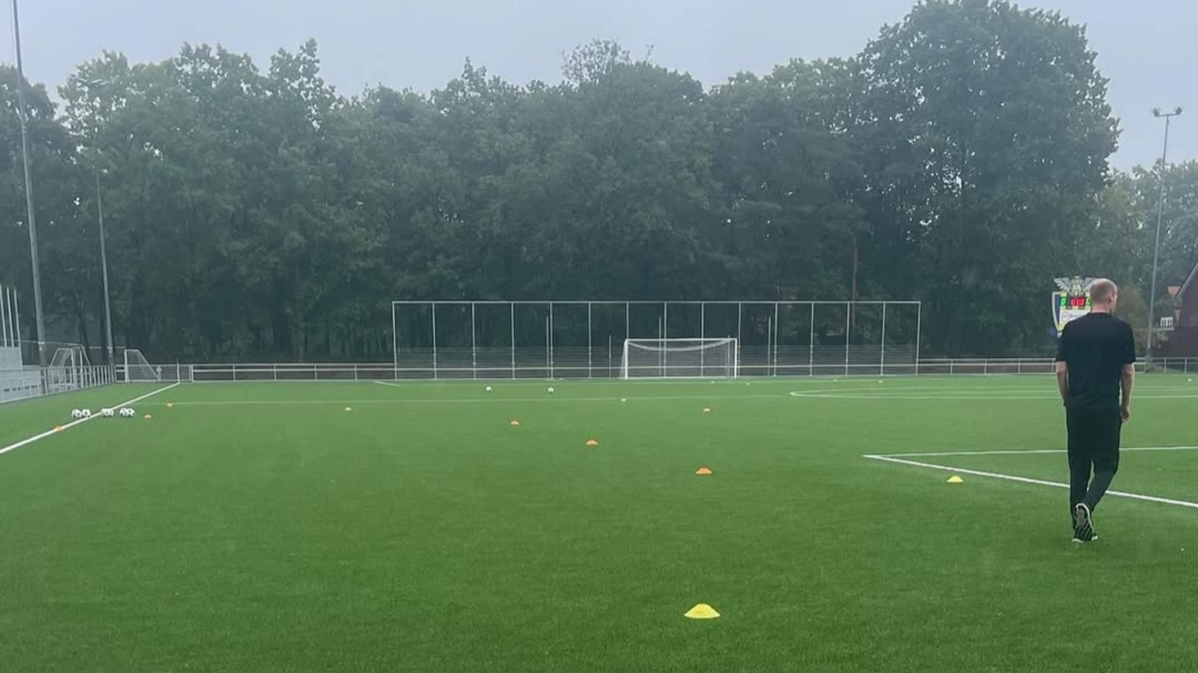 SV Laar ziet wedstrijd in Valkenswaard tijdens de warming-up in het water vallen: ‘Er lagen grote pl