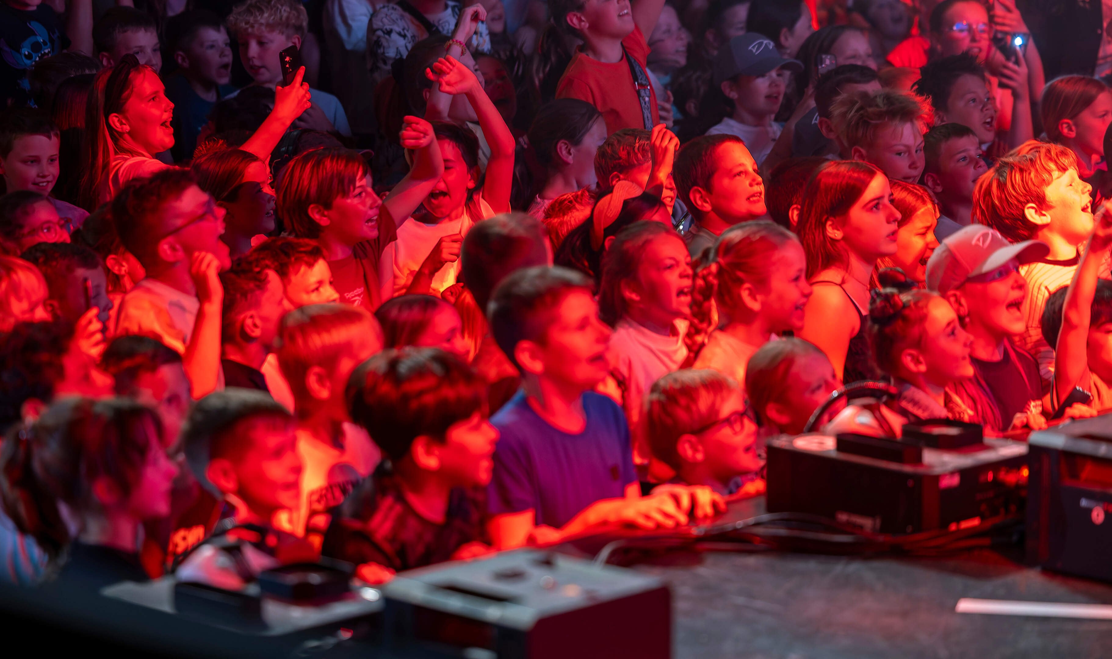 Theater Heerlen bomvol met kinderen vanwege komst YouTube-ster: ‘Dit is hun allergrootste held’