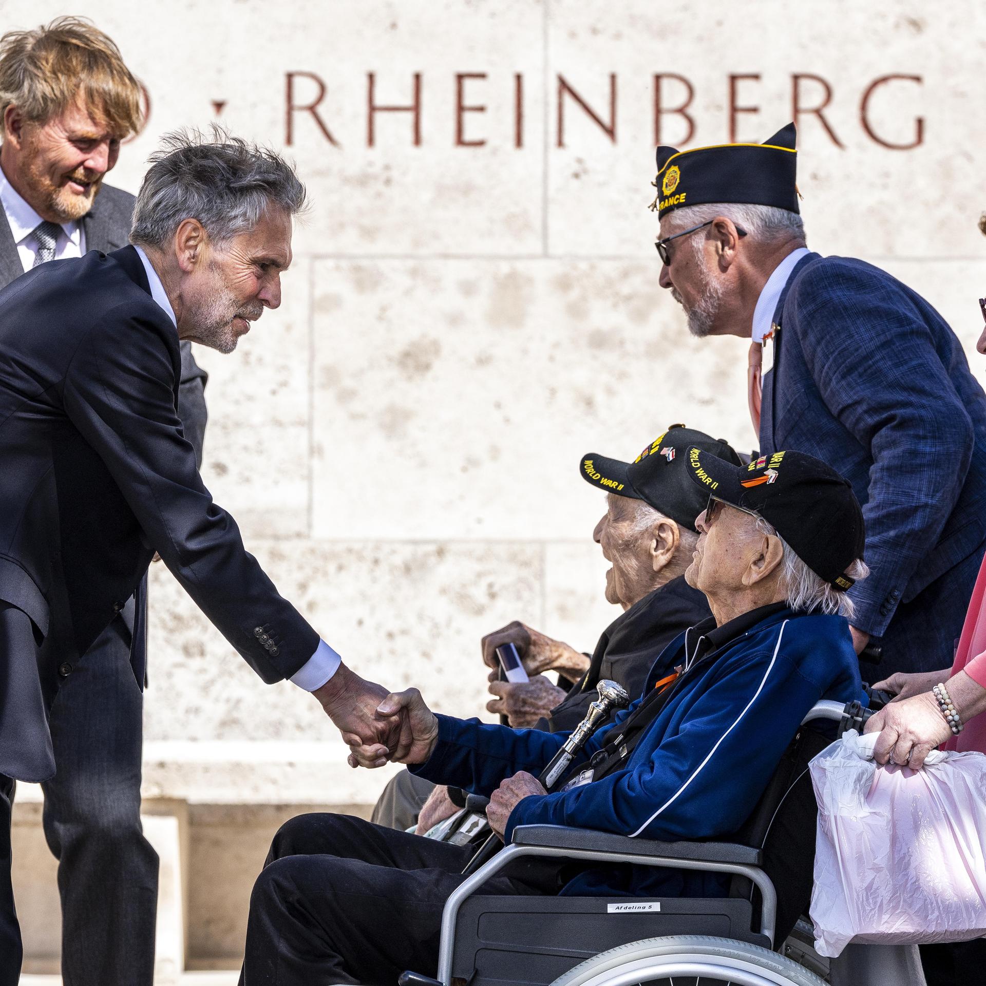 Koning Willem-Alexander en premier Dick Schoof ontmoeten de Tweede Wereldoorlogveteranen(v.l.n.r.) Dominick Critelli (104), Arnold Strauch (99) en Bob Larson (98).  