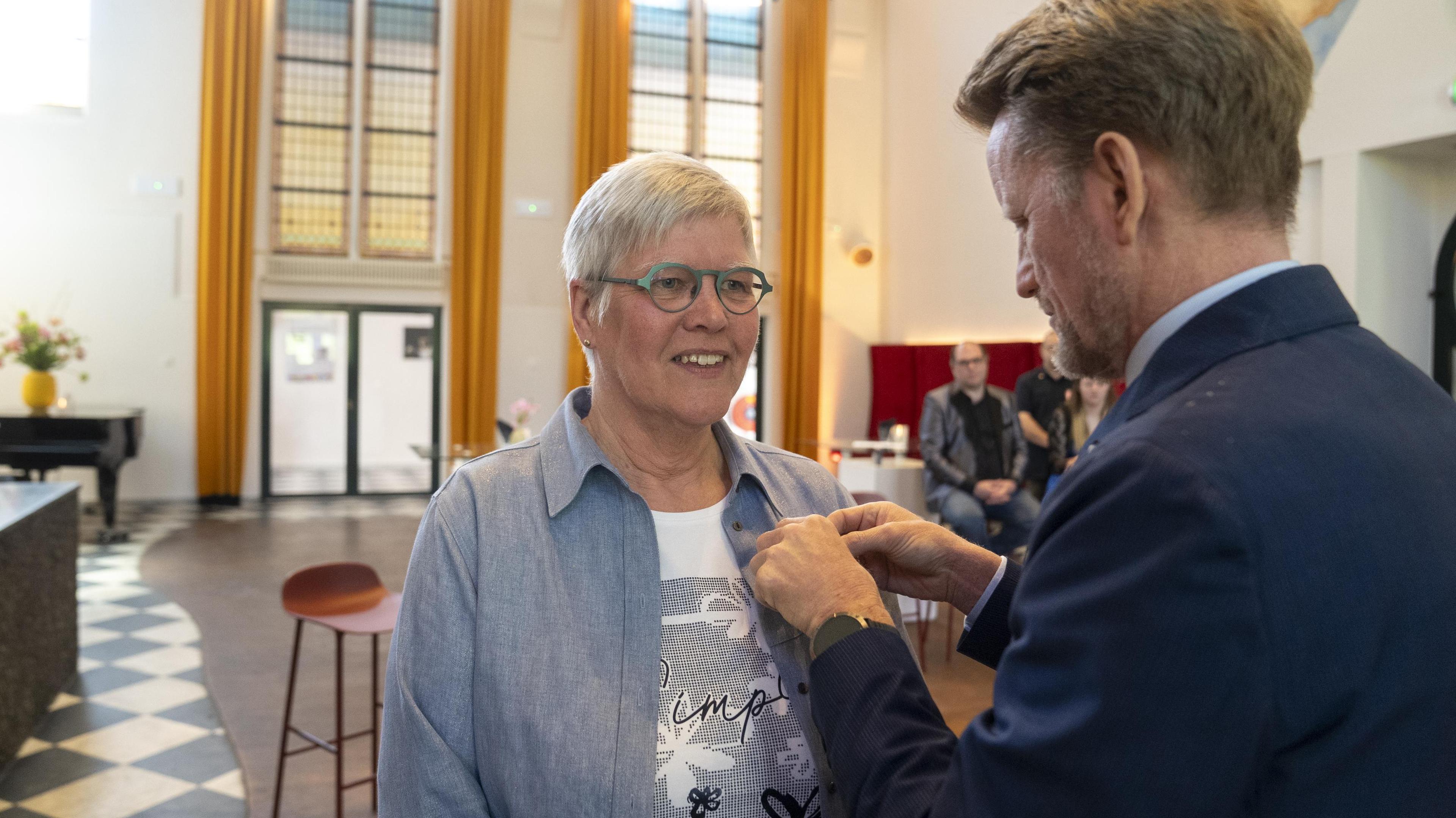 Prins Pieter Christiaan eert Riny uit Horst als supervrijwilligster van het Rode Kruis: ‘Mensen blij
