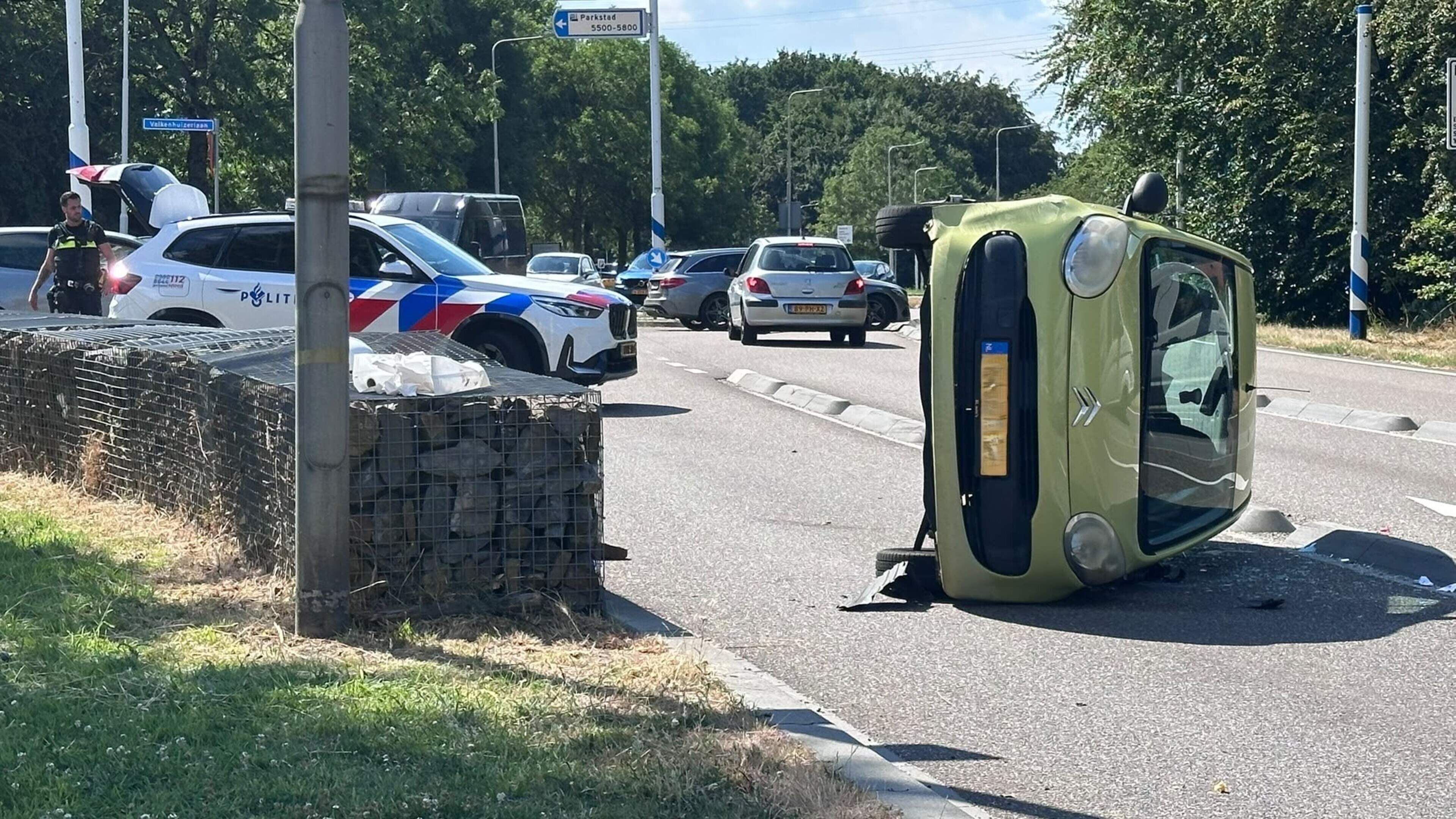 Auto belandt op zijn kant in Kerkrade: weg afgesloten