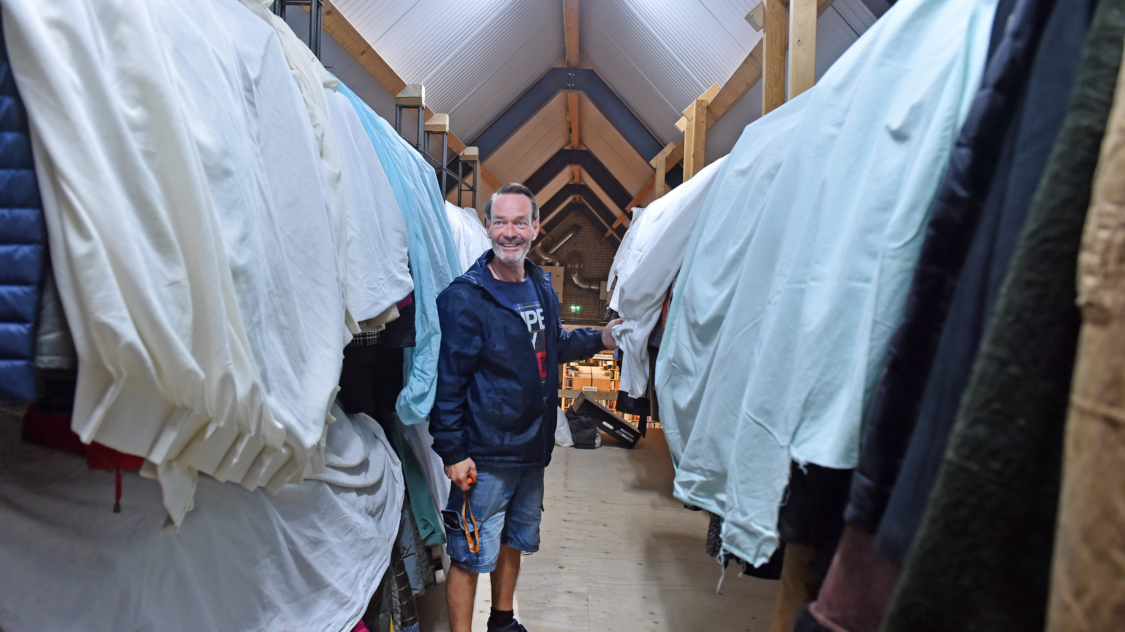 Kringloopwinkel Emmaus Feniks in Tegelen ziet kledingberg groeien en neemt voorlopig geen tweedehand