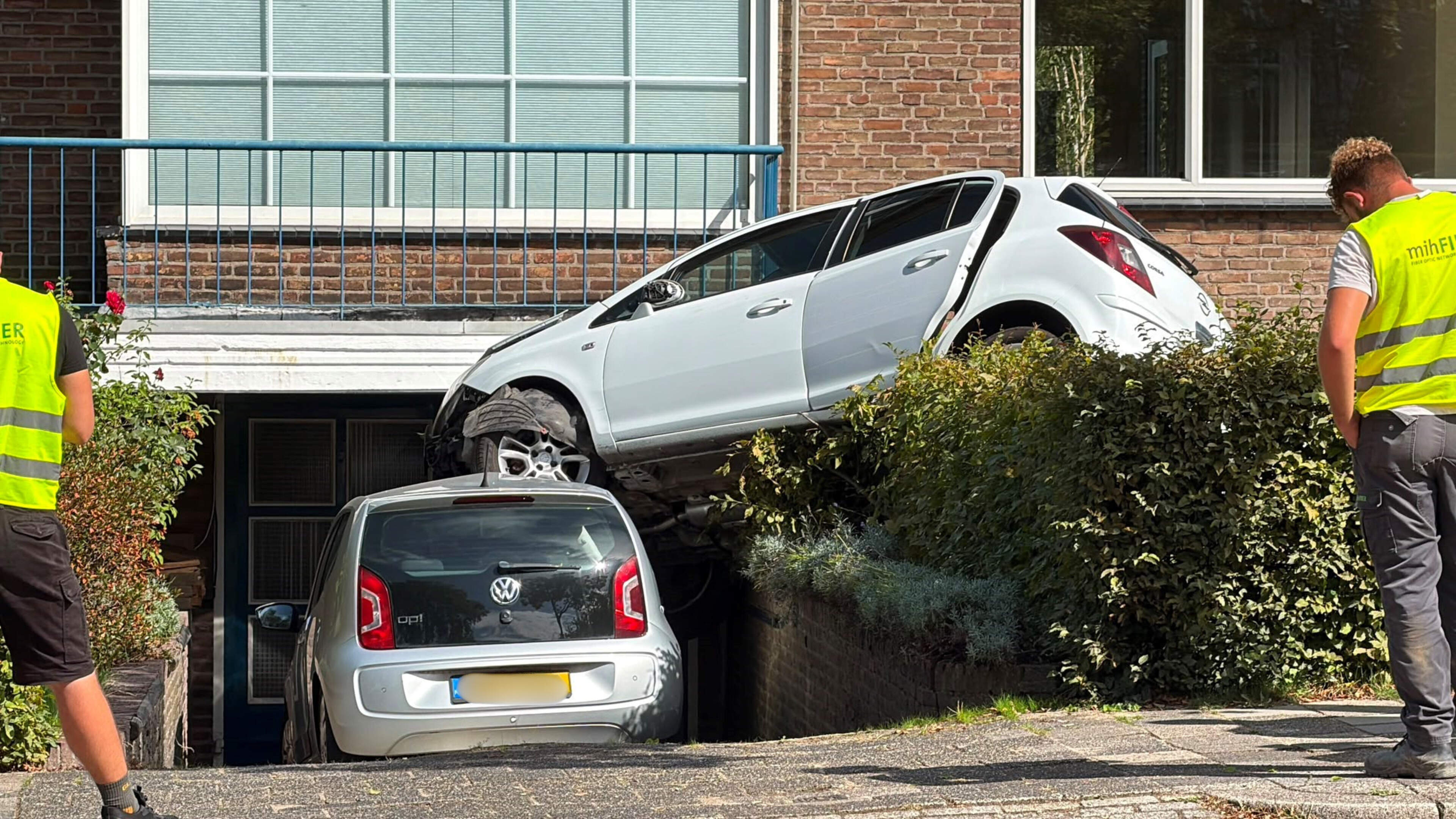 Auto rijdt dwars door voortuin en komt op dak van geparkeerde auto in Heerlen tot stilstand