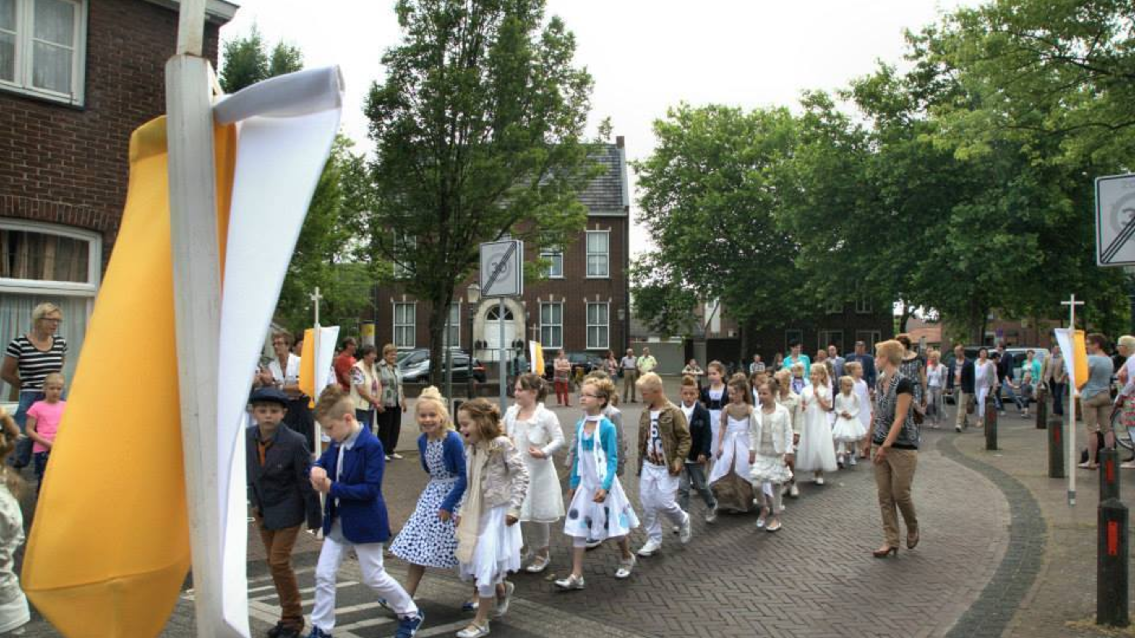 Vijftien communicantjes in Montfort