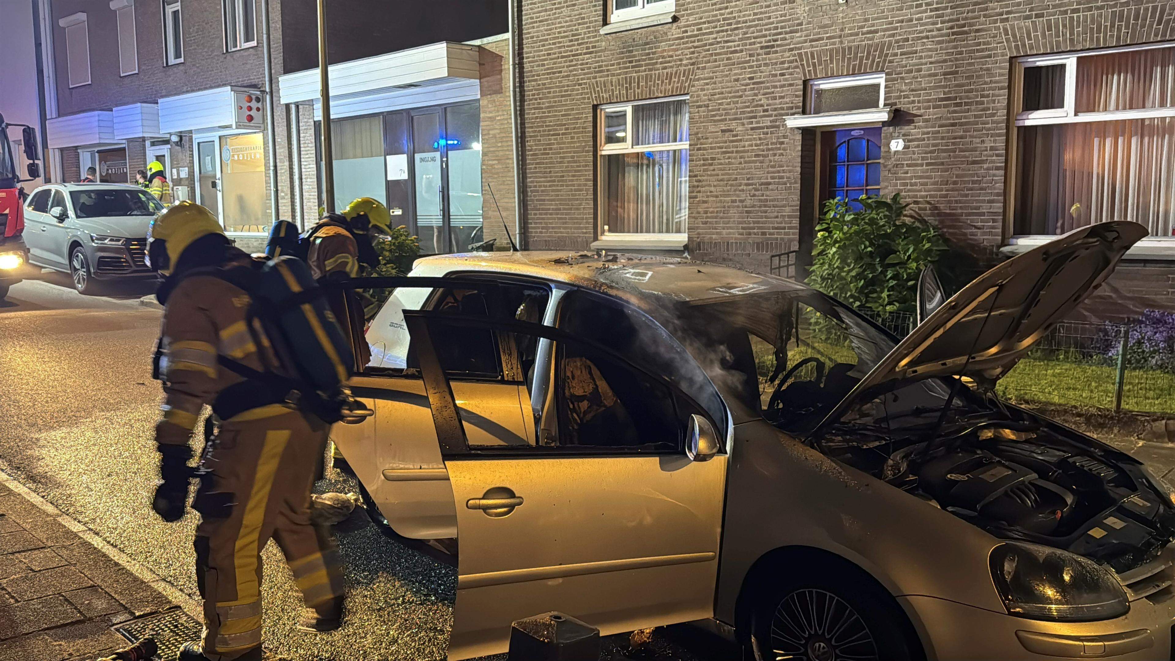 Auto vliegt tijdens het rijden in brand in Maastricht