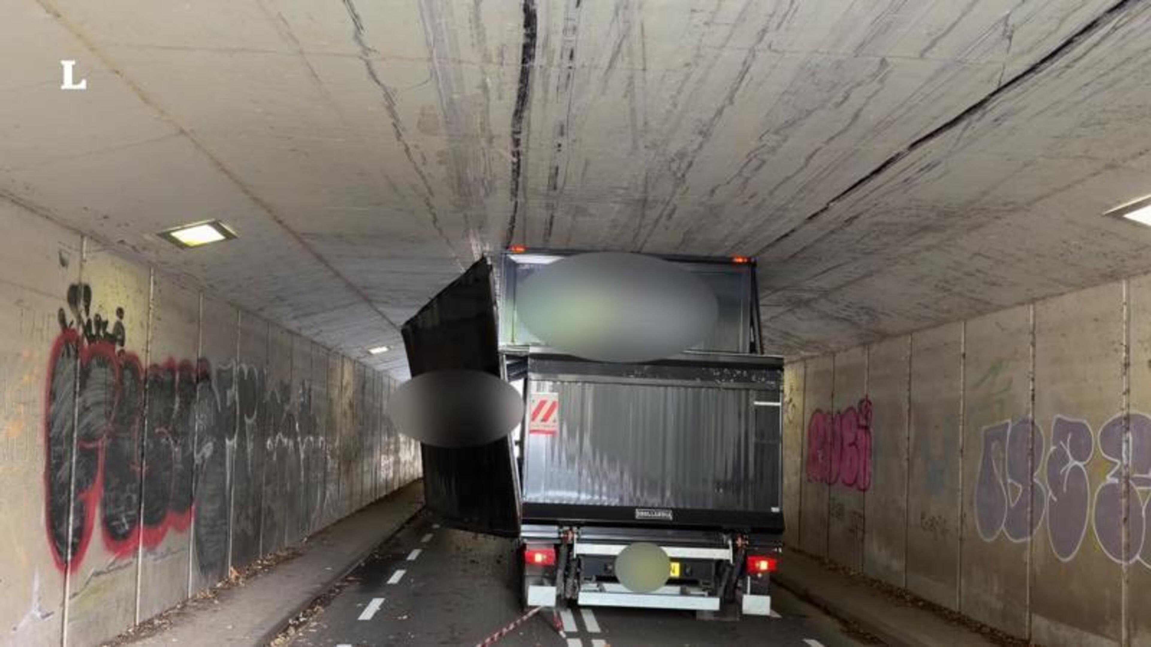 Vrachtwagen vast in tunnel Meerssen