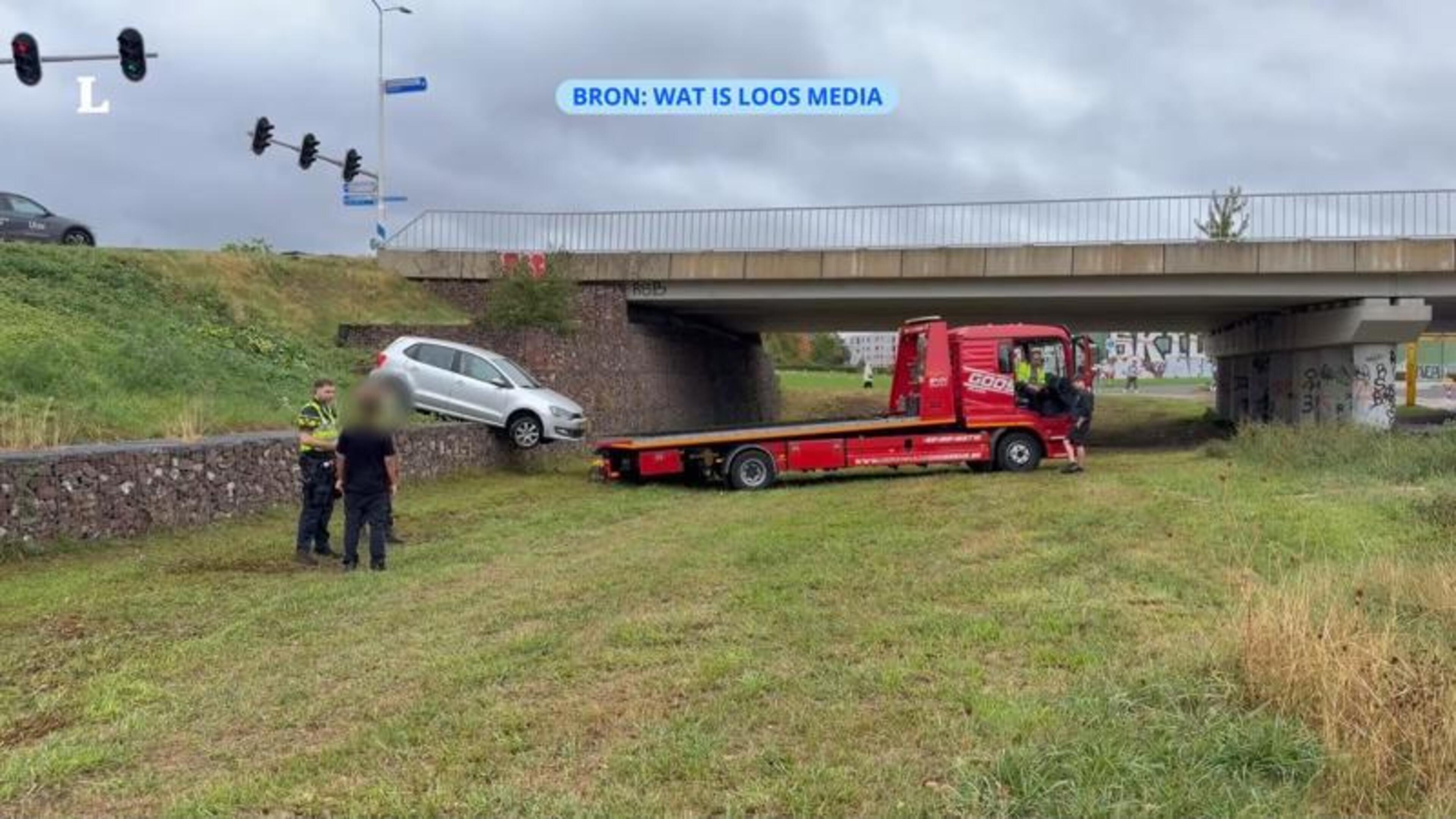 Auto rijdt talud af in Maastricht en blijft hangen op een muurtje