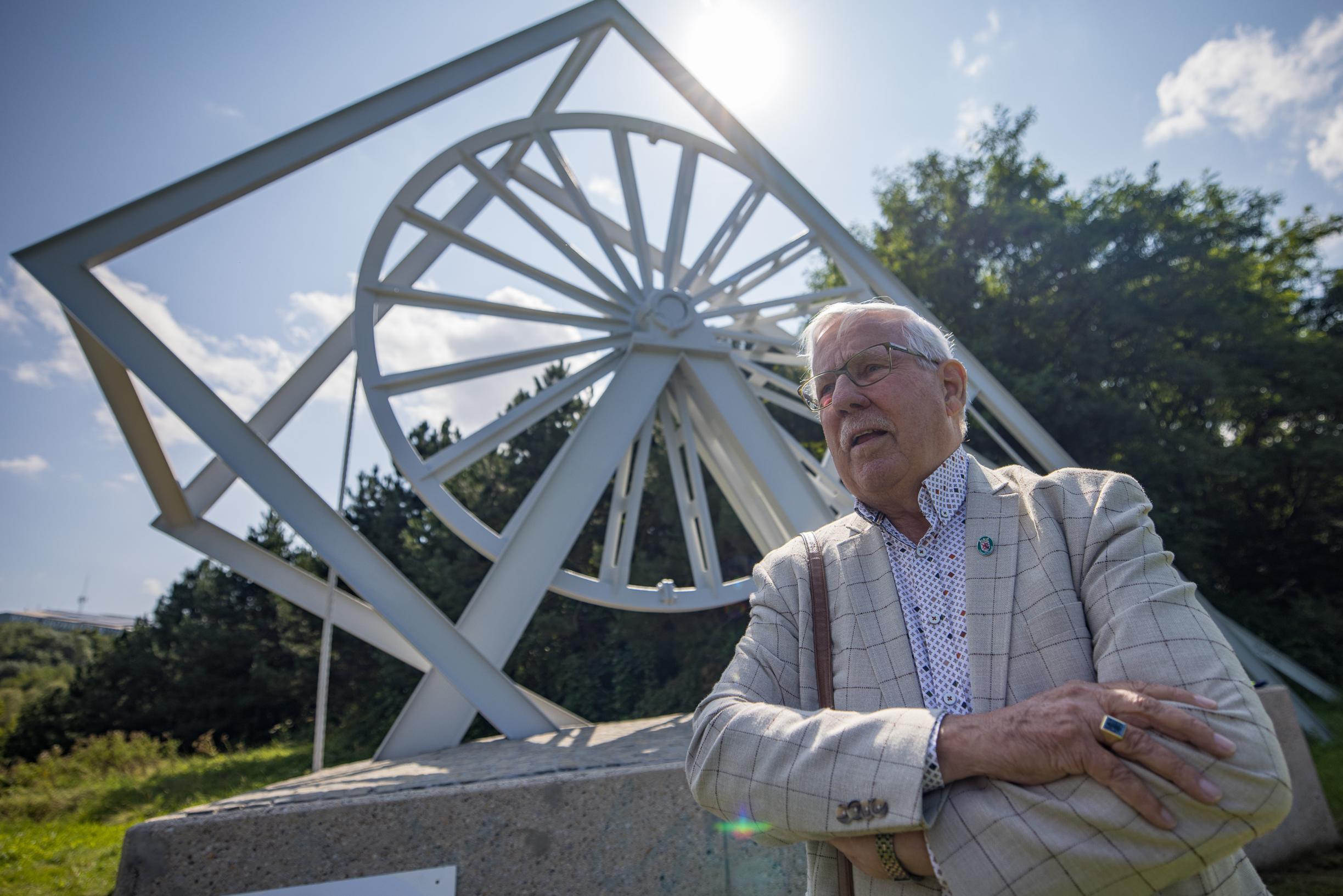 Mijnmonument schachtwiel van Schaesberg na ruim veertig jaar opnieuw onthuld: ‘Het heeft er nog nooi