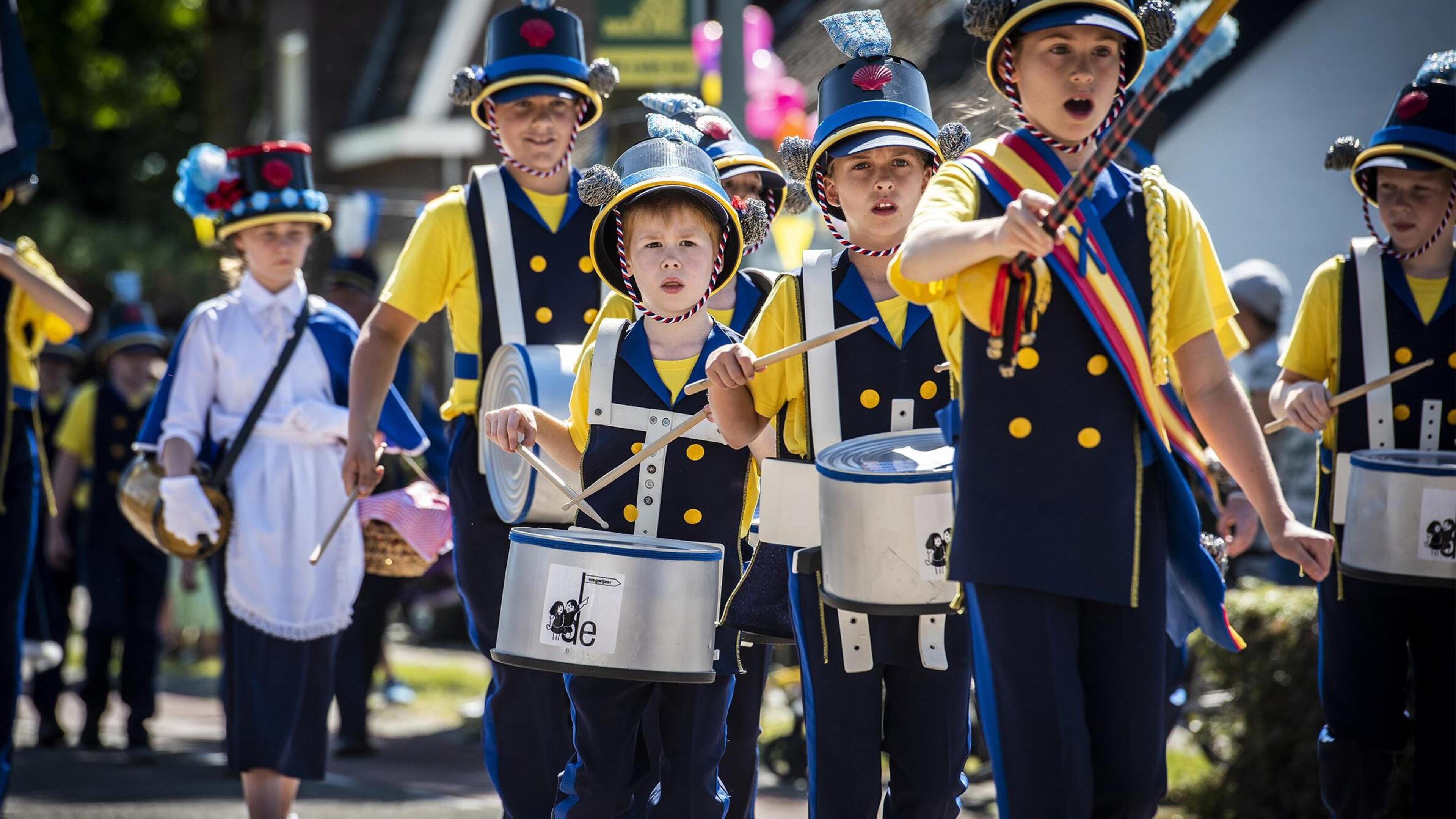 Vijfendertig schoolschutterijen uit Belgisch- en Nederlands-Limburg nemen deel aan optocht van het K