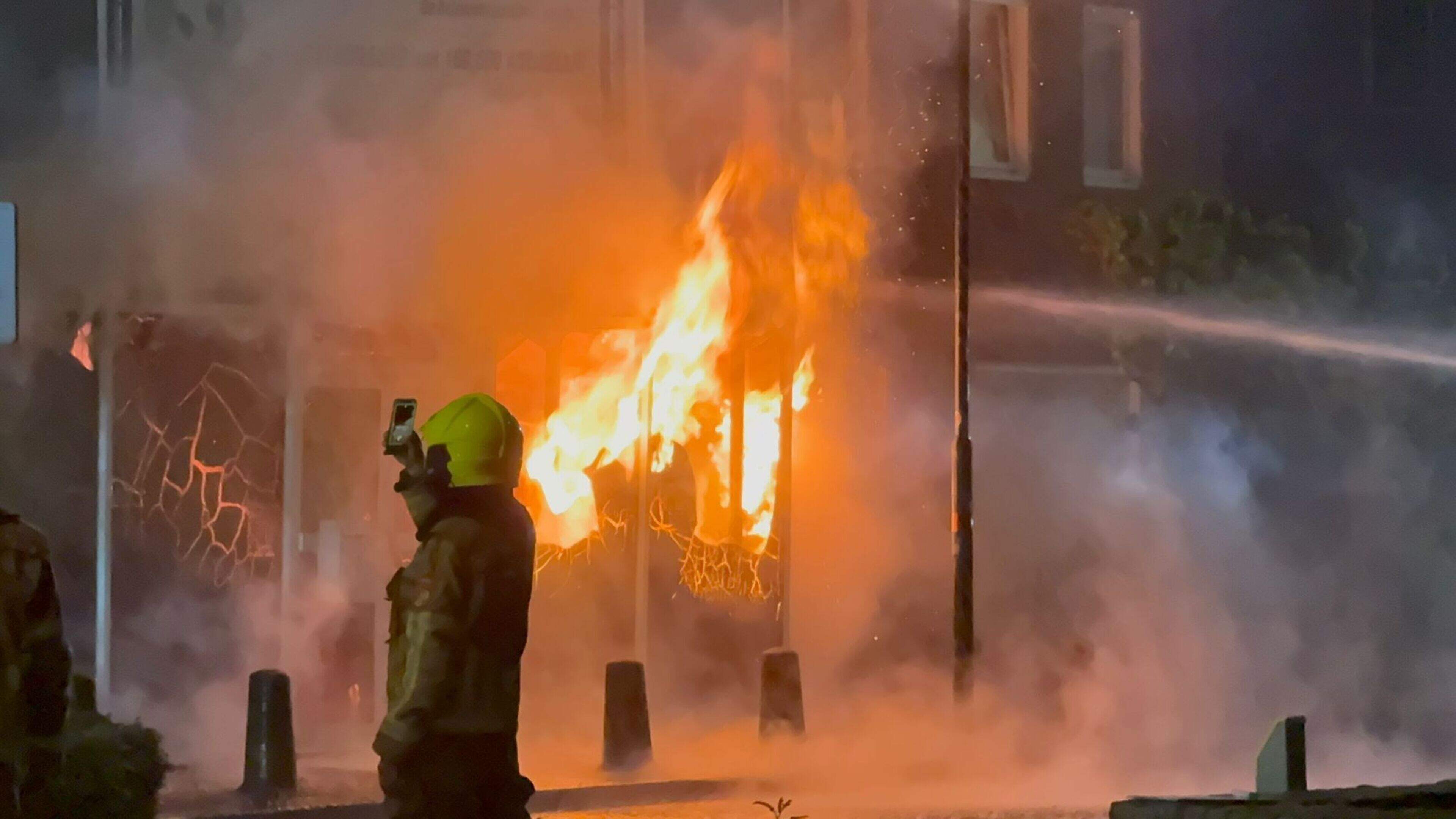 Hevige brand in kringloopwinkel Sevenum: mogelijk asbest in het pand