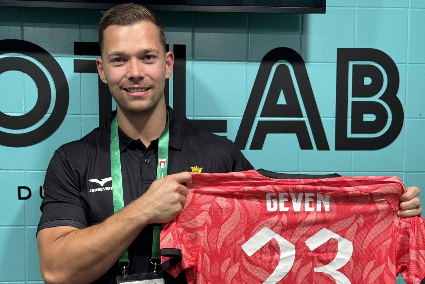 Limburgse doelman en TikTok-sensatie tekent op zijn 28ste eerste profcontract in Dubai: ‘In het leve
