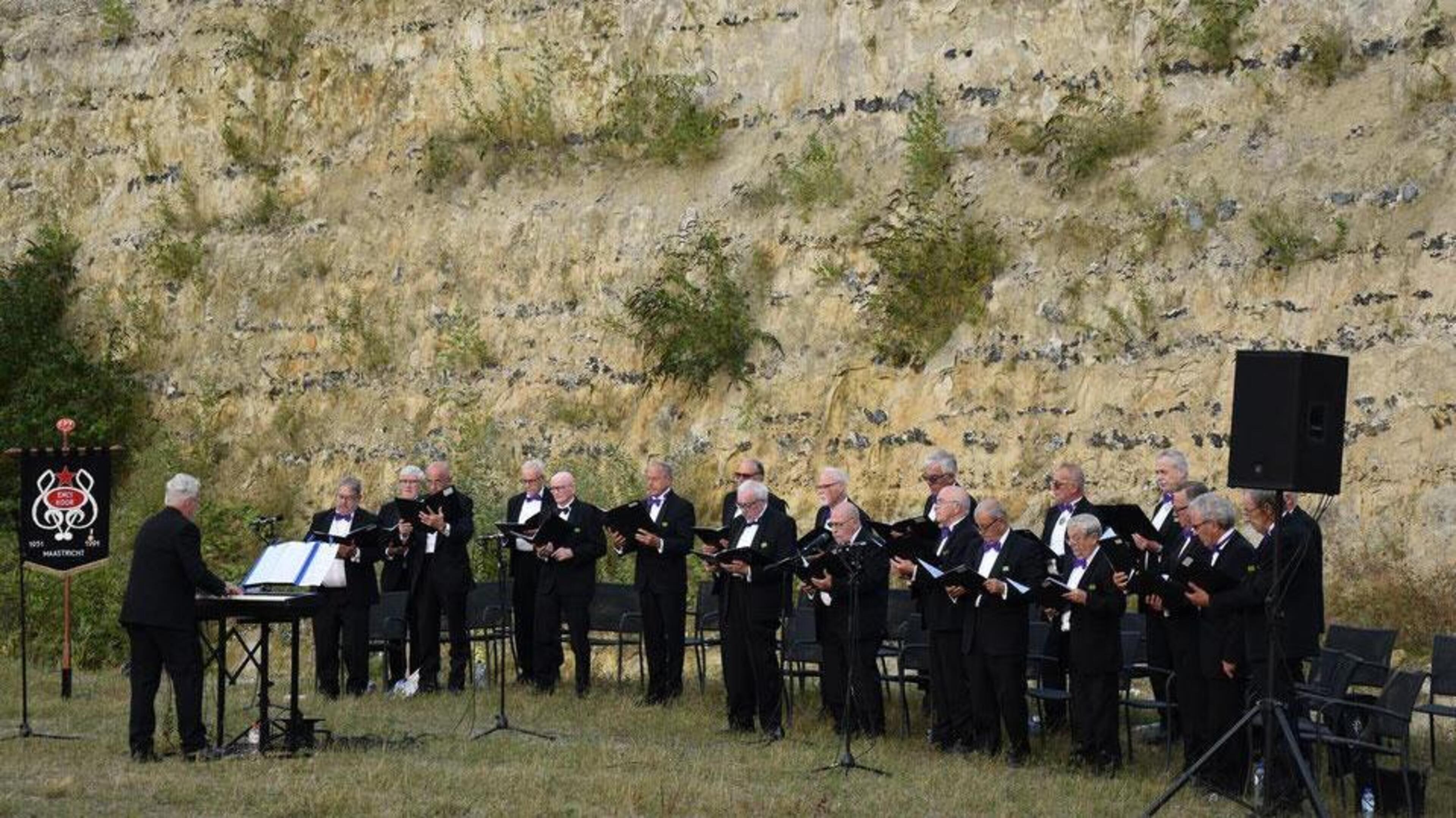 Encikoor Maastricht viert twee jubilea met dialectzang in Sint Annakerk