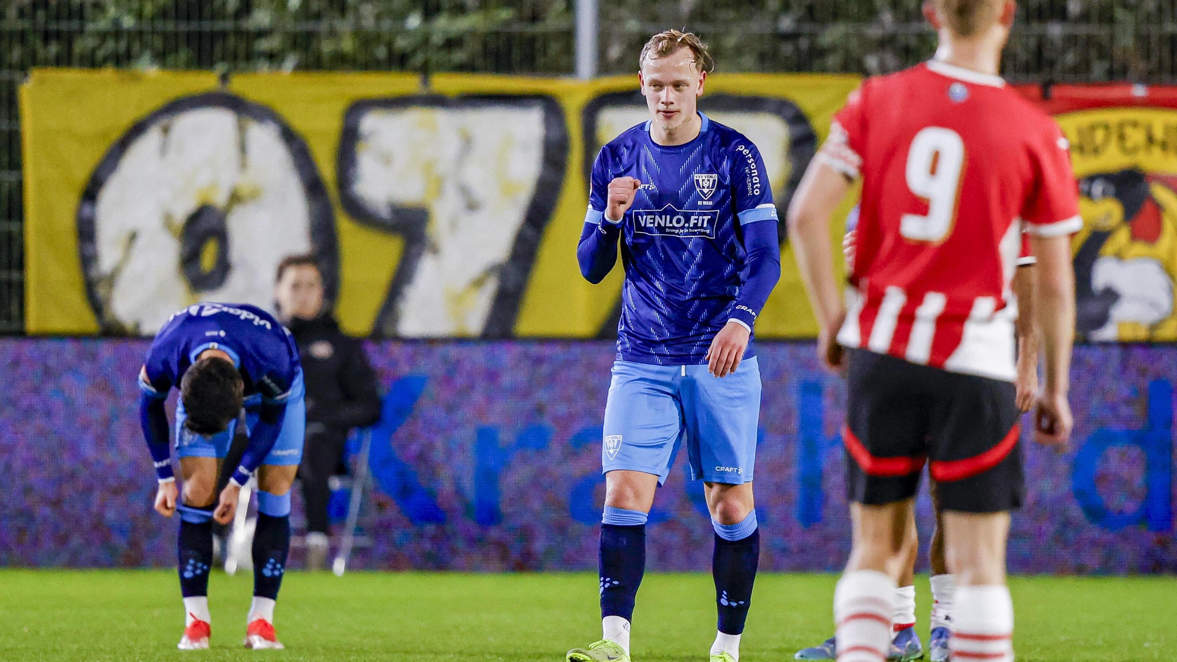 Max de Waal scoort, verlaat het veld met een hamstringblessure, maar springt daarna wel mee als het 