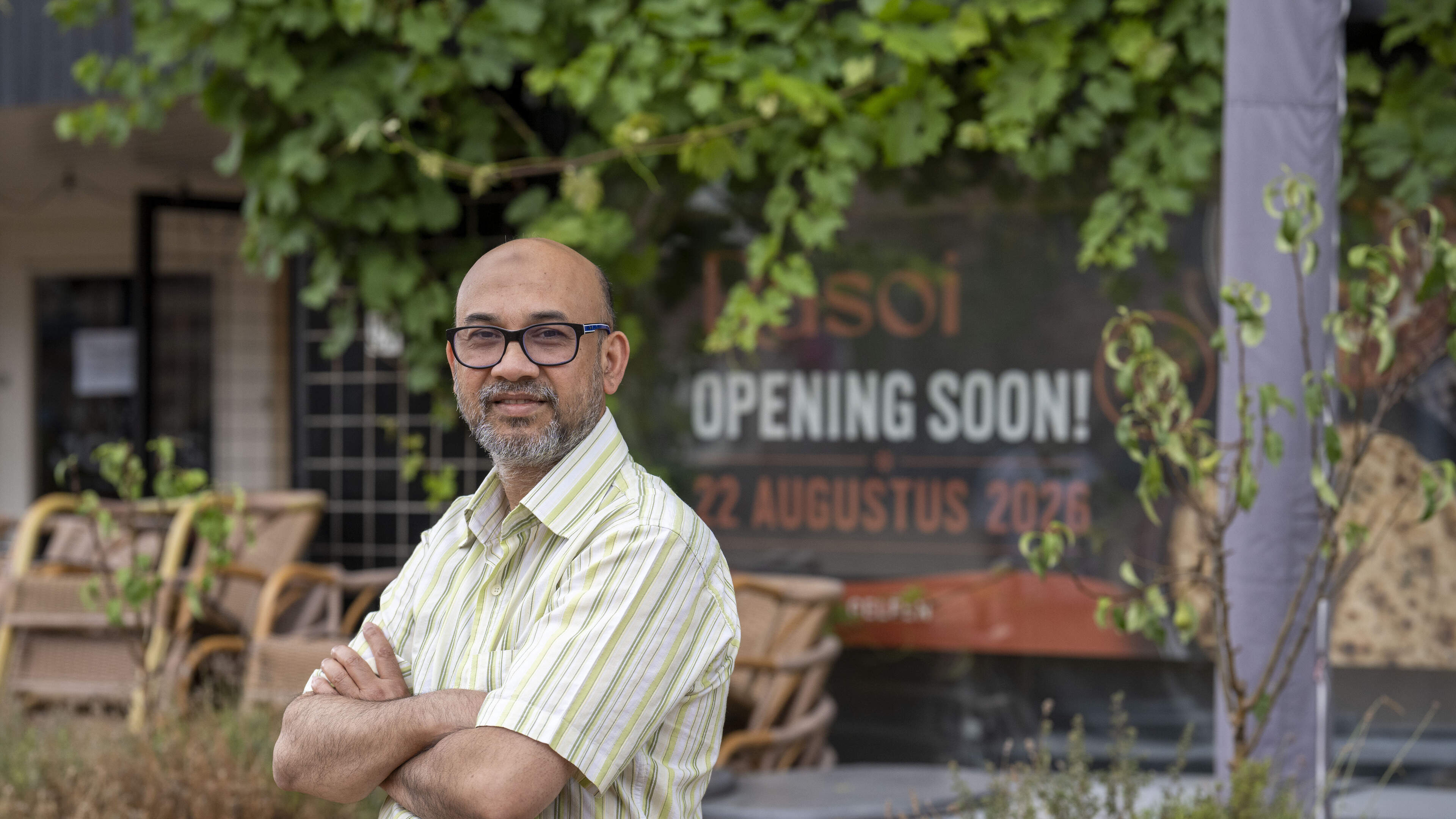 Mohammad uit Bangladesh neemt restaurant in Geleen over van zijn voormalige taalcoach: ‘Alsof het zo