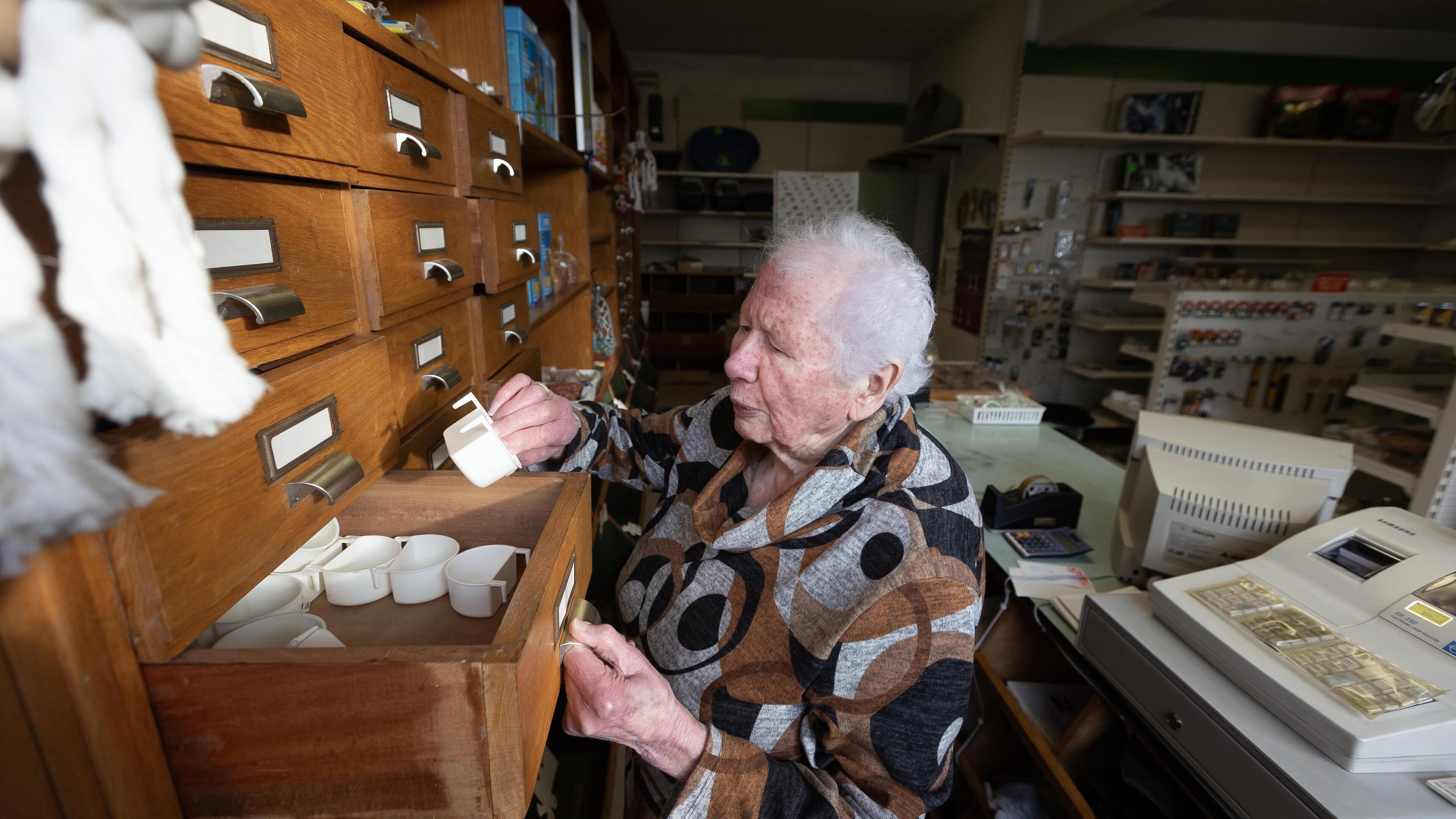 Truus (93) uit Roggel sluit na 56 jaar eindelijk haar dierenwinkeltje: er is maar één reden waarom z