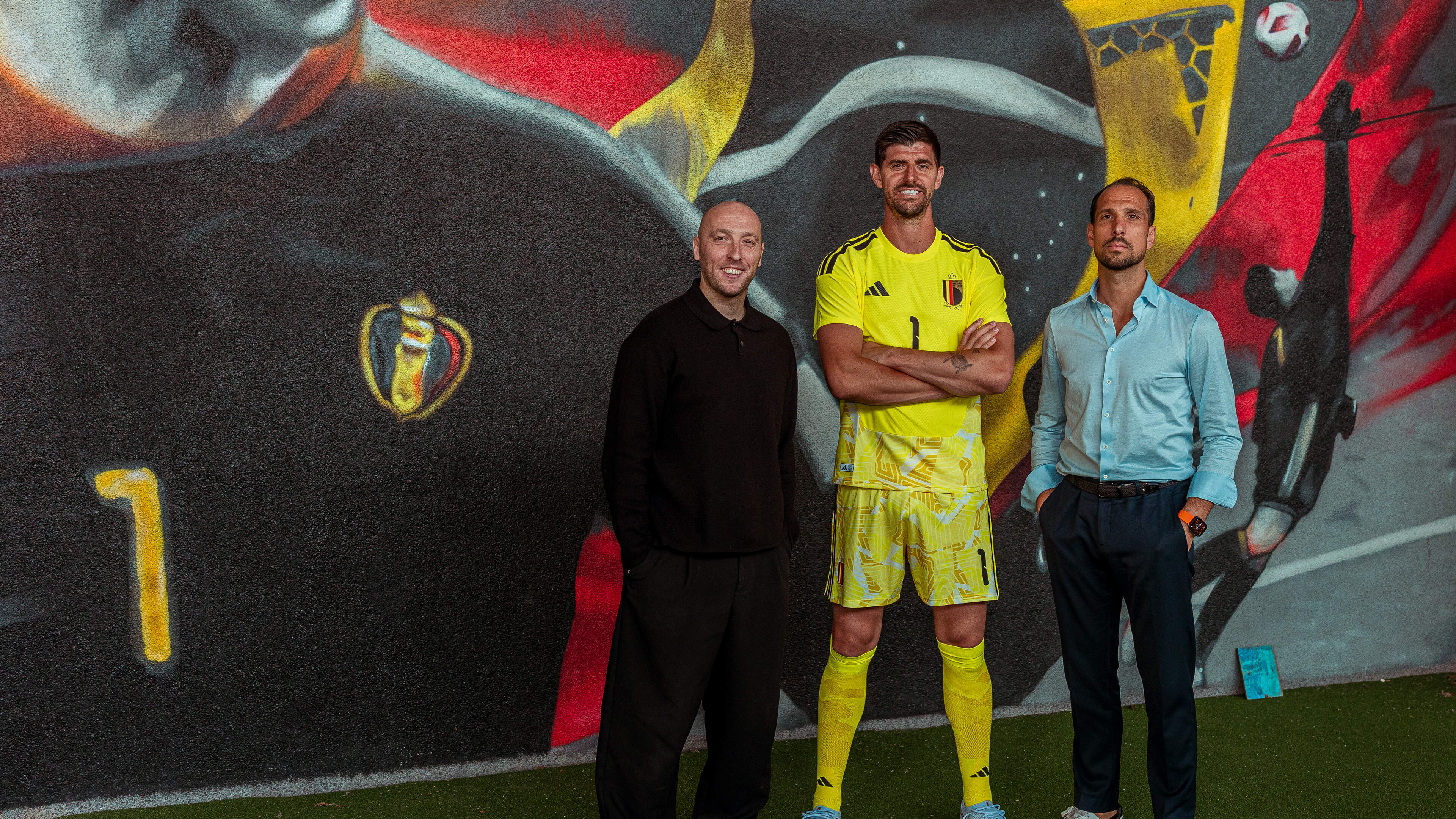 Voormalig doelman van MVV en Limburgse amateurclubs levert nu keepershandschoenen aan Thibaut Courto