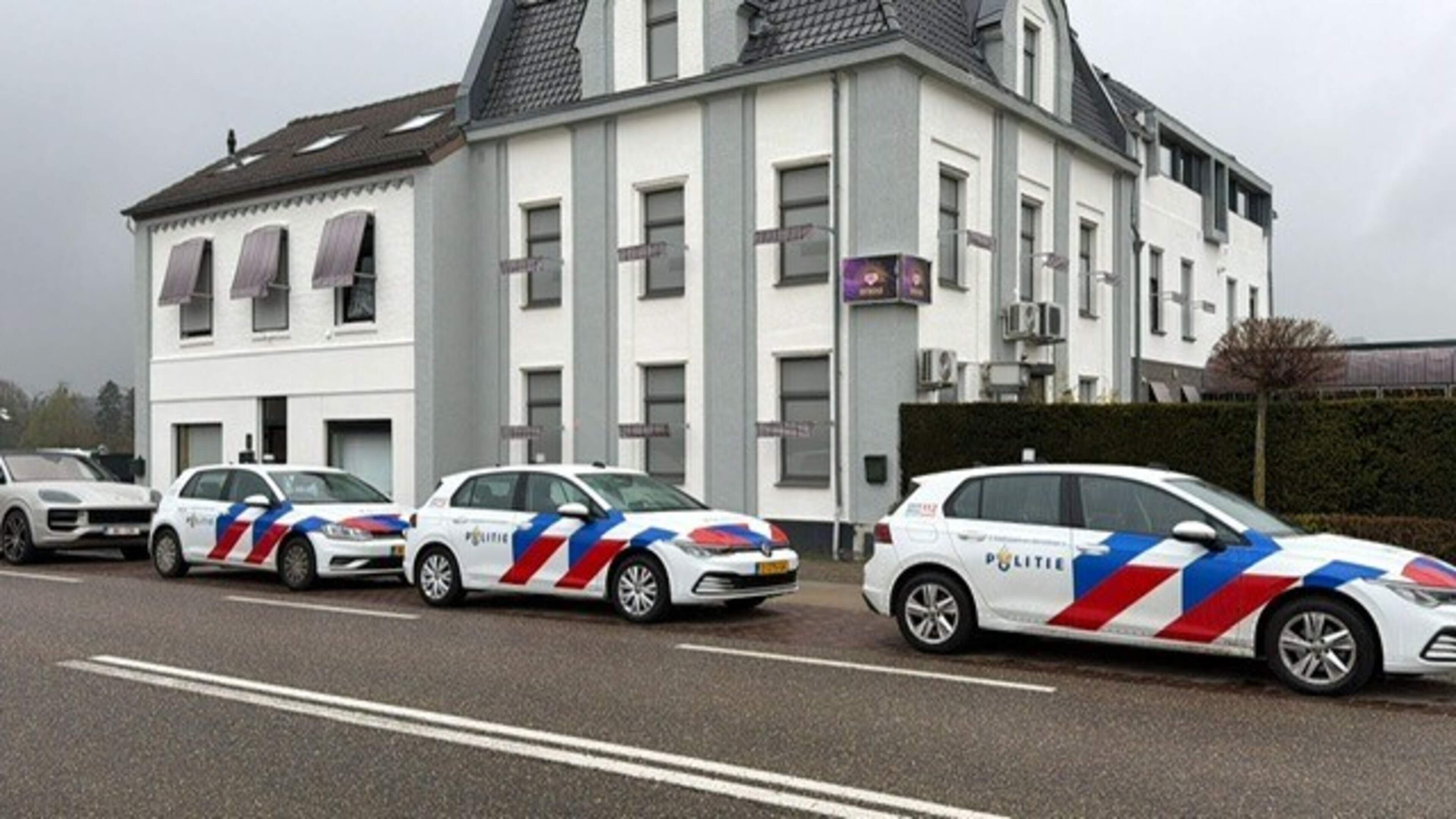 Grote politie-inval bij saunaclub Sixsens in Lemiers, niemand mag eruit of erin
