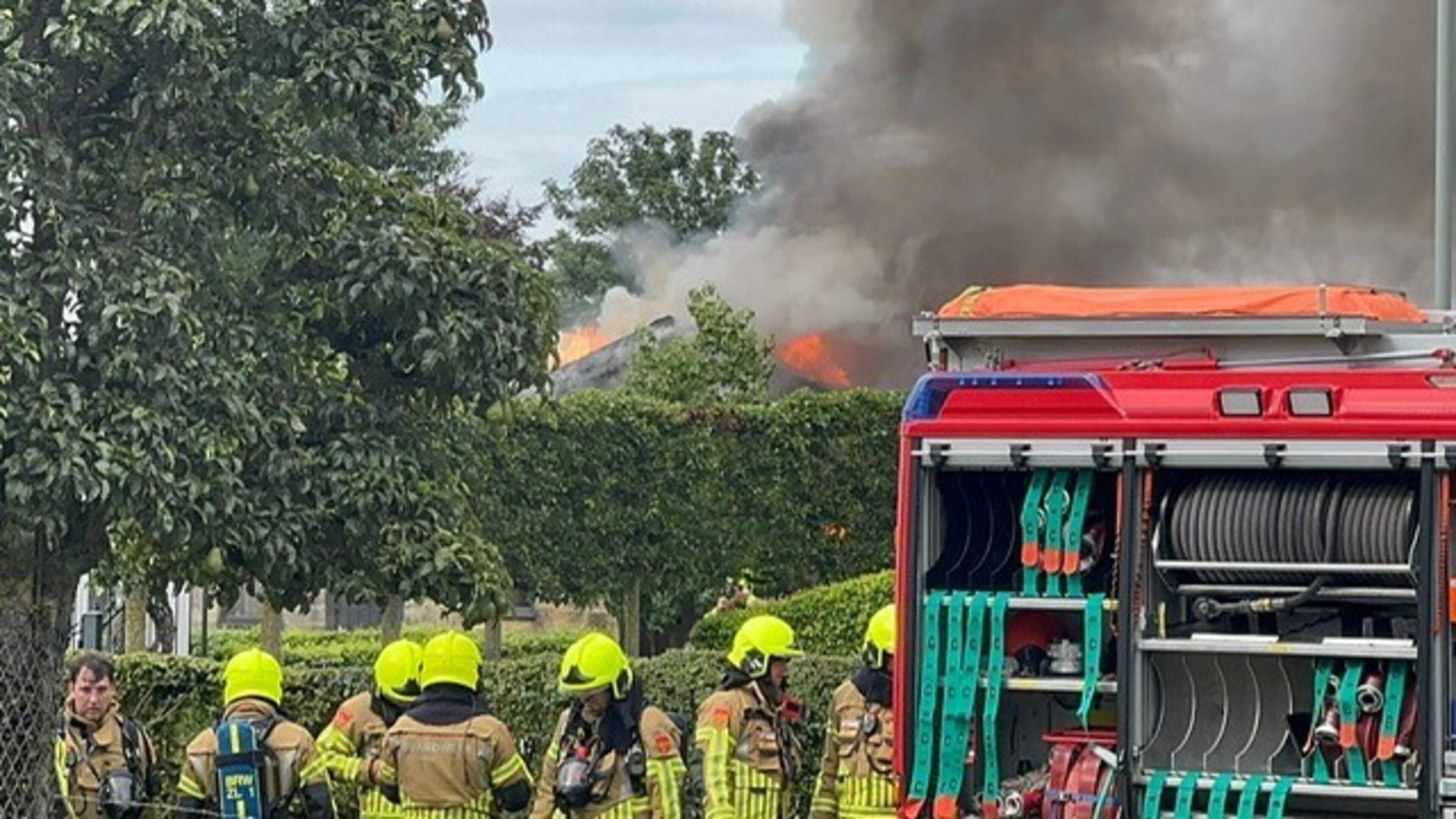 Brand in loods bij woning in IJzeren