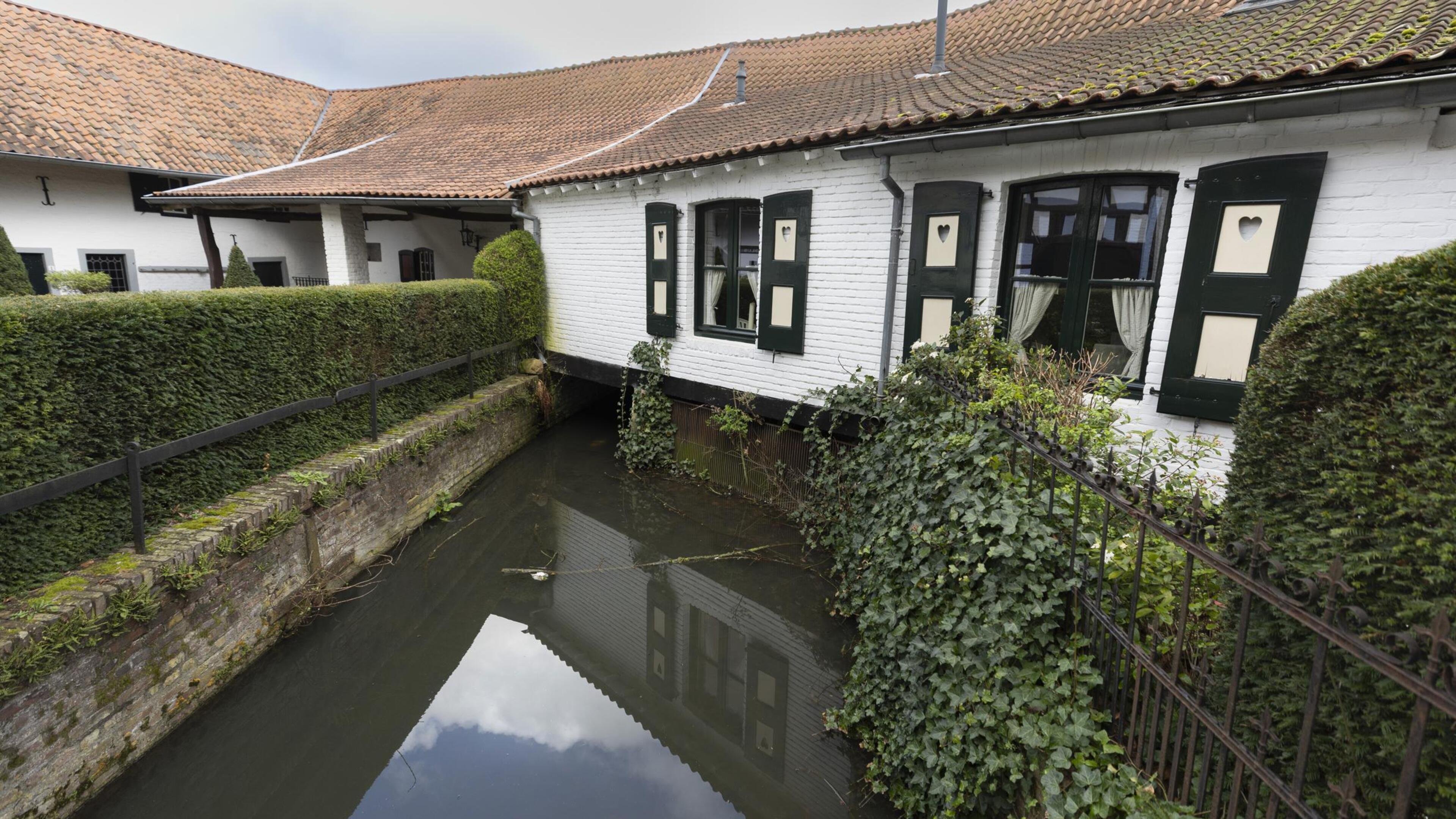 Bedevaartsoord Pater Karel in Munstergeleen breidt fors uit: kloosterorde koopt drie monumentale pan