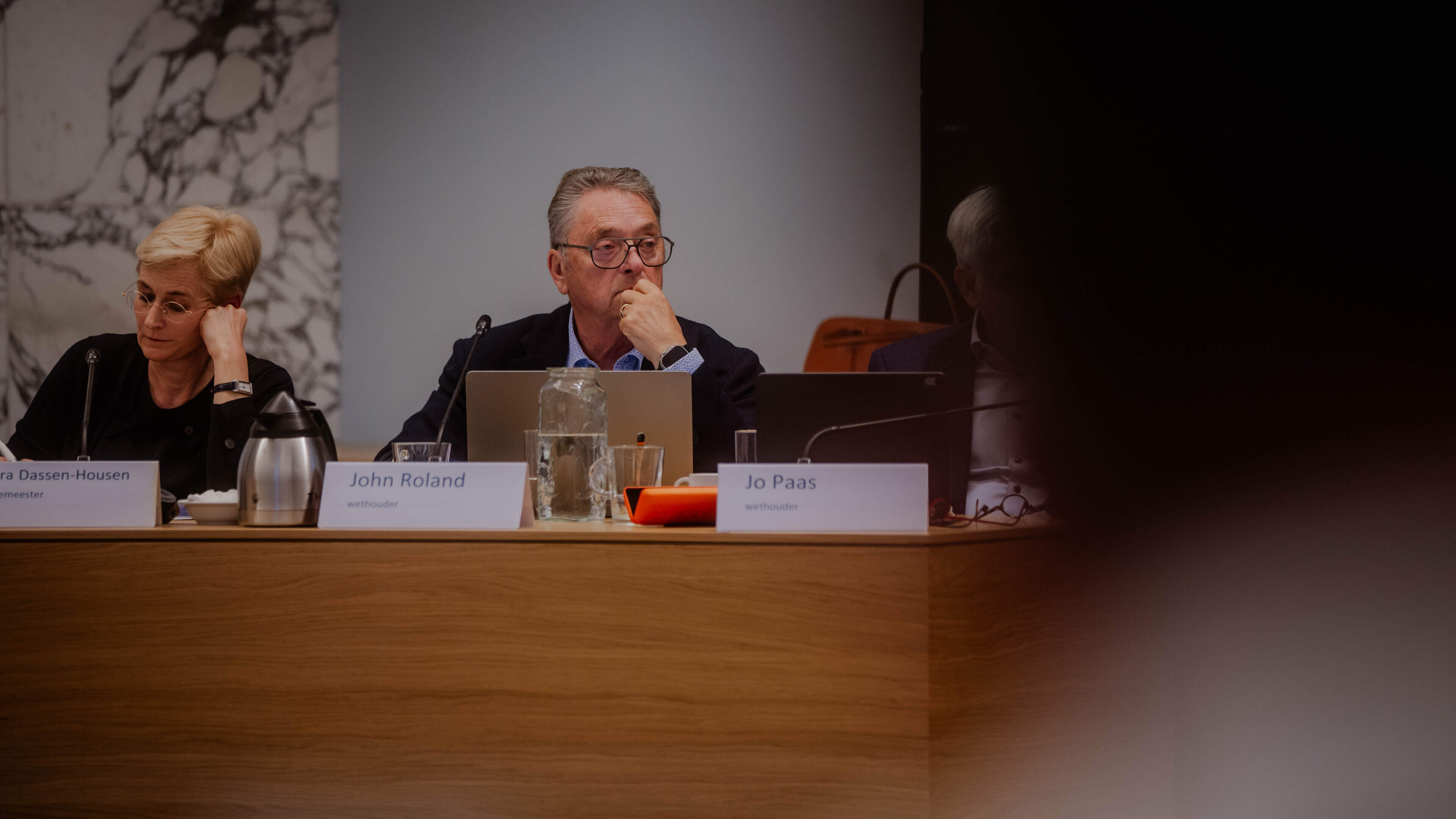 Om wantrouwen bij inwoners niet verder te laten groeien moeten Kerkraadse politici eens goed in de s
