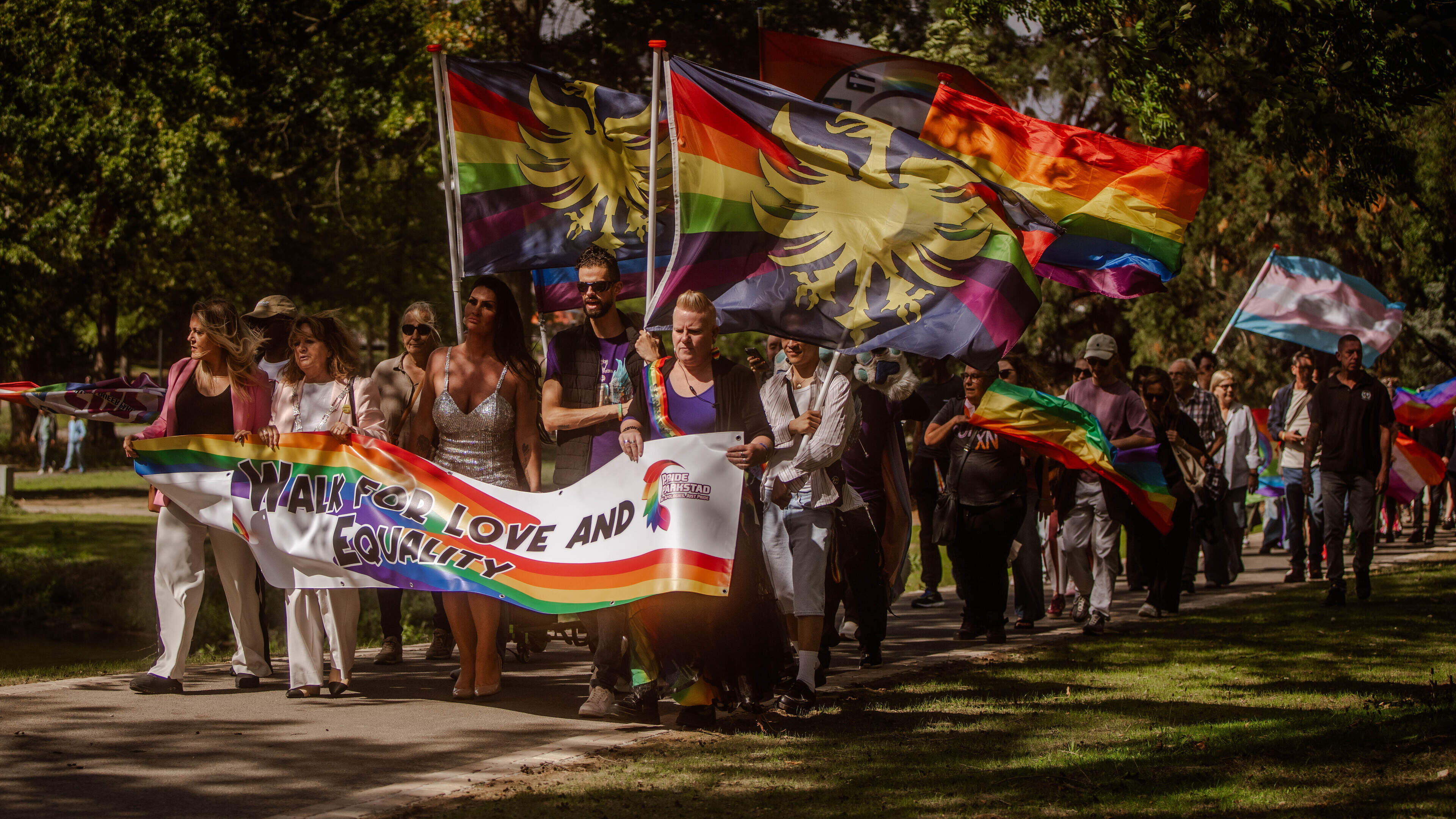 Online haatreacties, maar offline wordt de Pride Walk in Brunssum met open armen ontvangen: ‘Achter 
