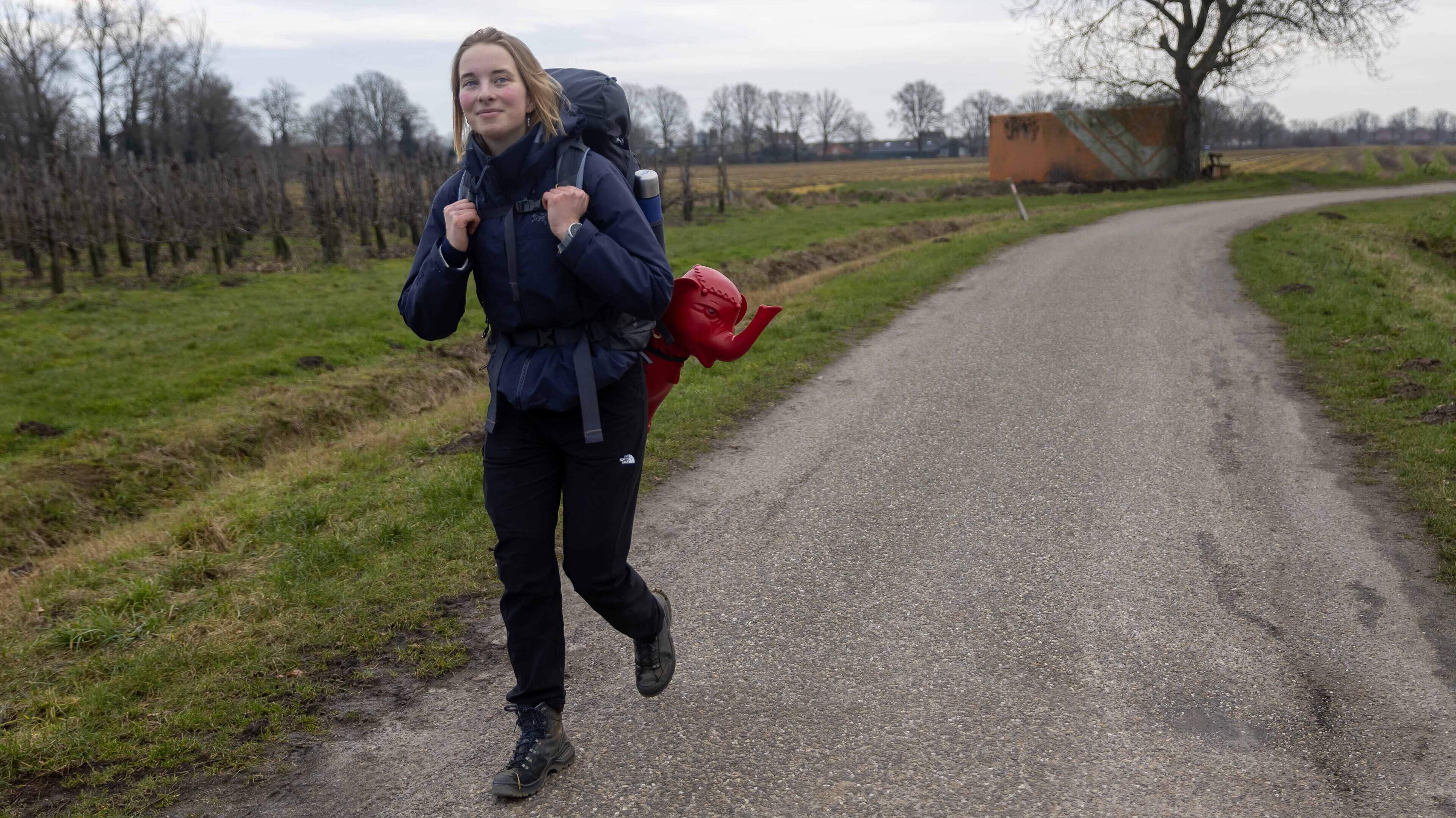 Roos (24) begint in Limburg aan wandeltocht zonder slaapplek door alle Nederlandse gemeenten: ‘Ik ki