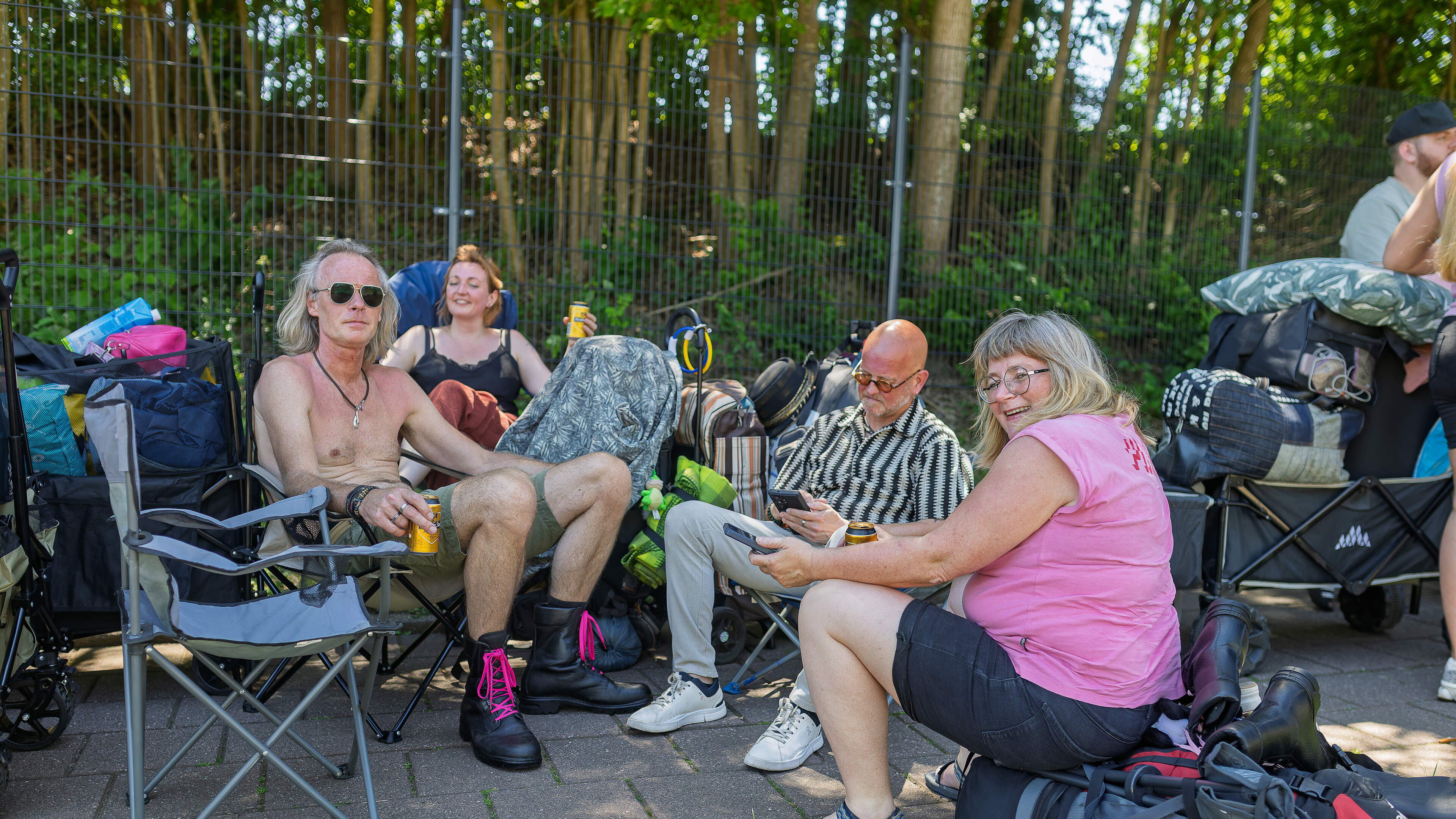 Het is puffen in de rij voor de Pinkpopcamping, maar echte festivalgangers zien er ook de charme van
