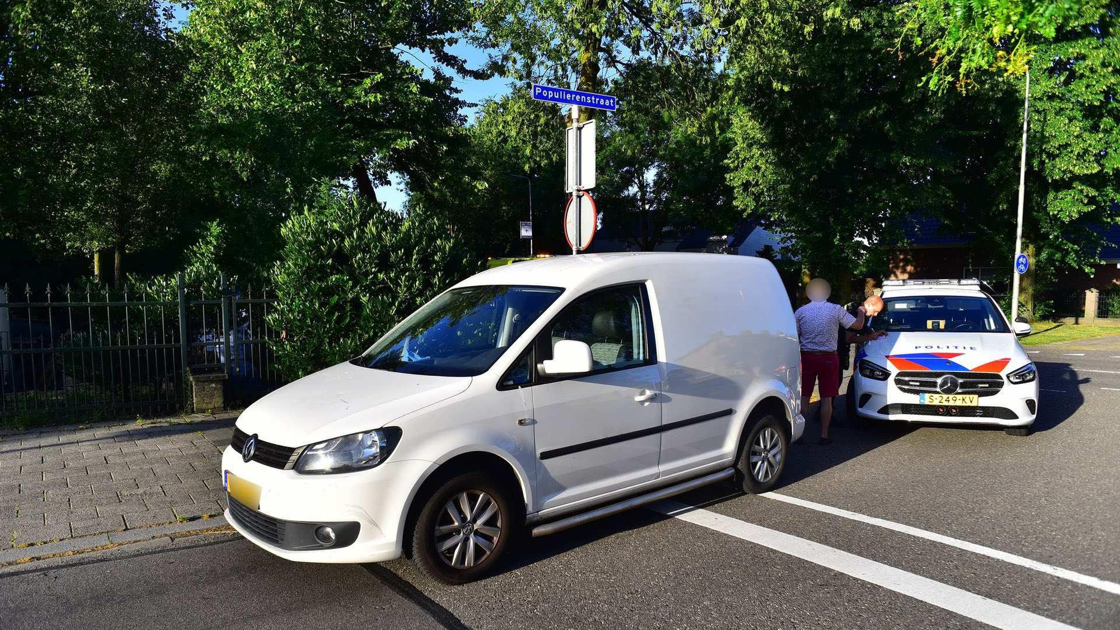 Fietser gewond na botsing met bestelbus in Nederweert