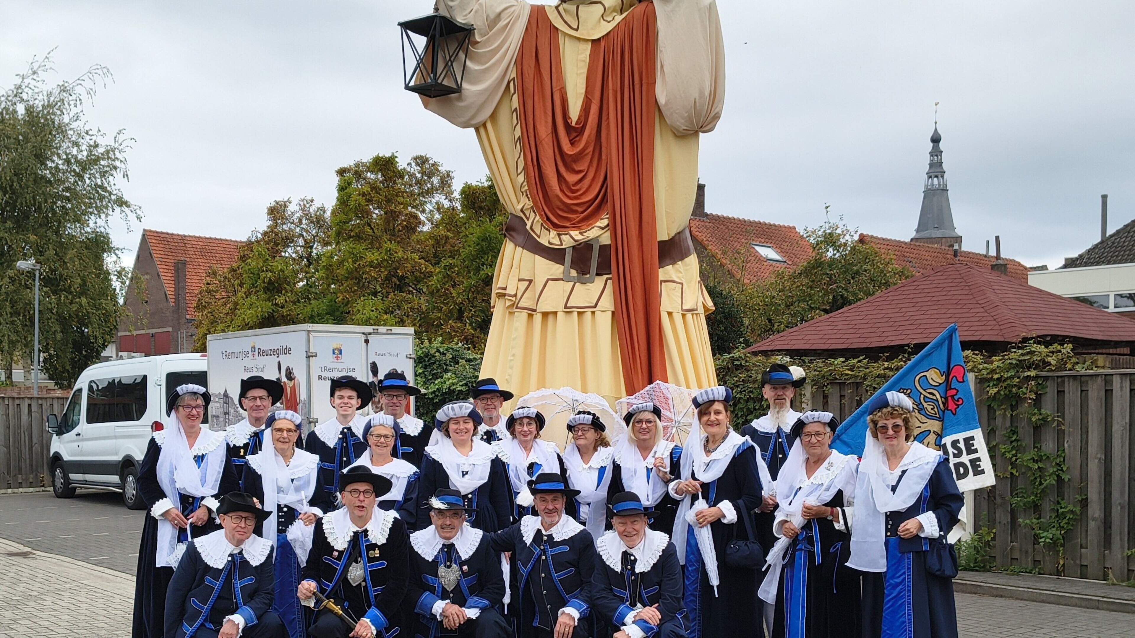 Roermondse stadsreus Sjtuf viert zijn verjaardagsfeest op 13 september