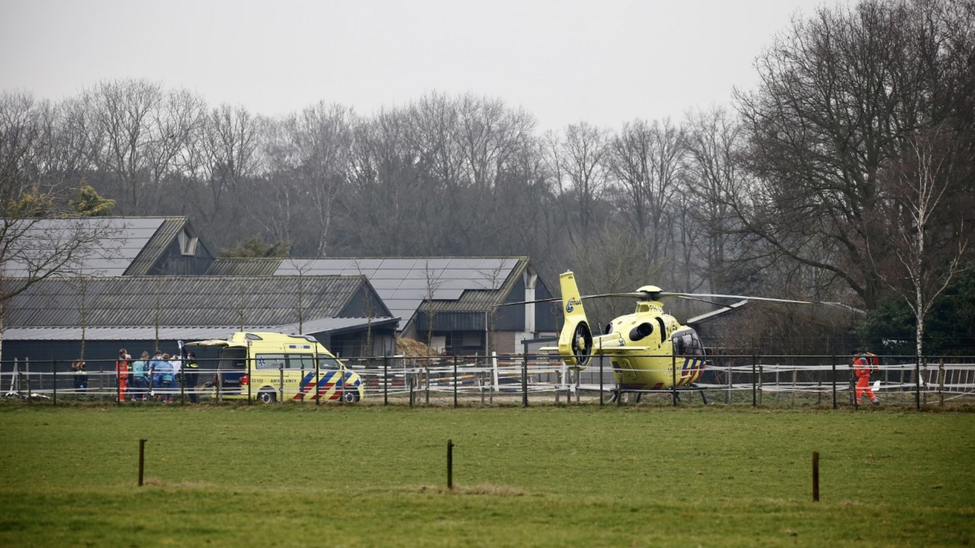 Gewonde na val van paard, traumahelikopter geland