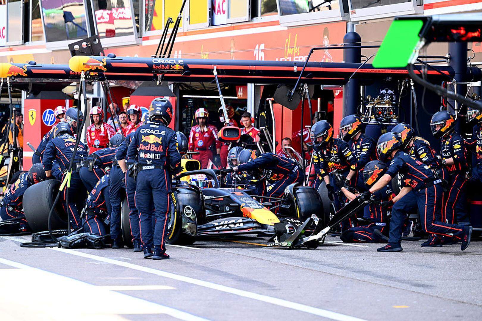 Max Verstappen maakt een pitstop tijdens de GP van Monaco.