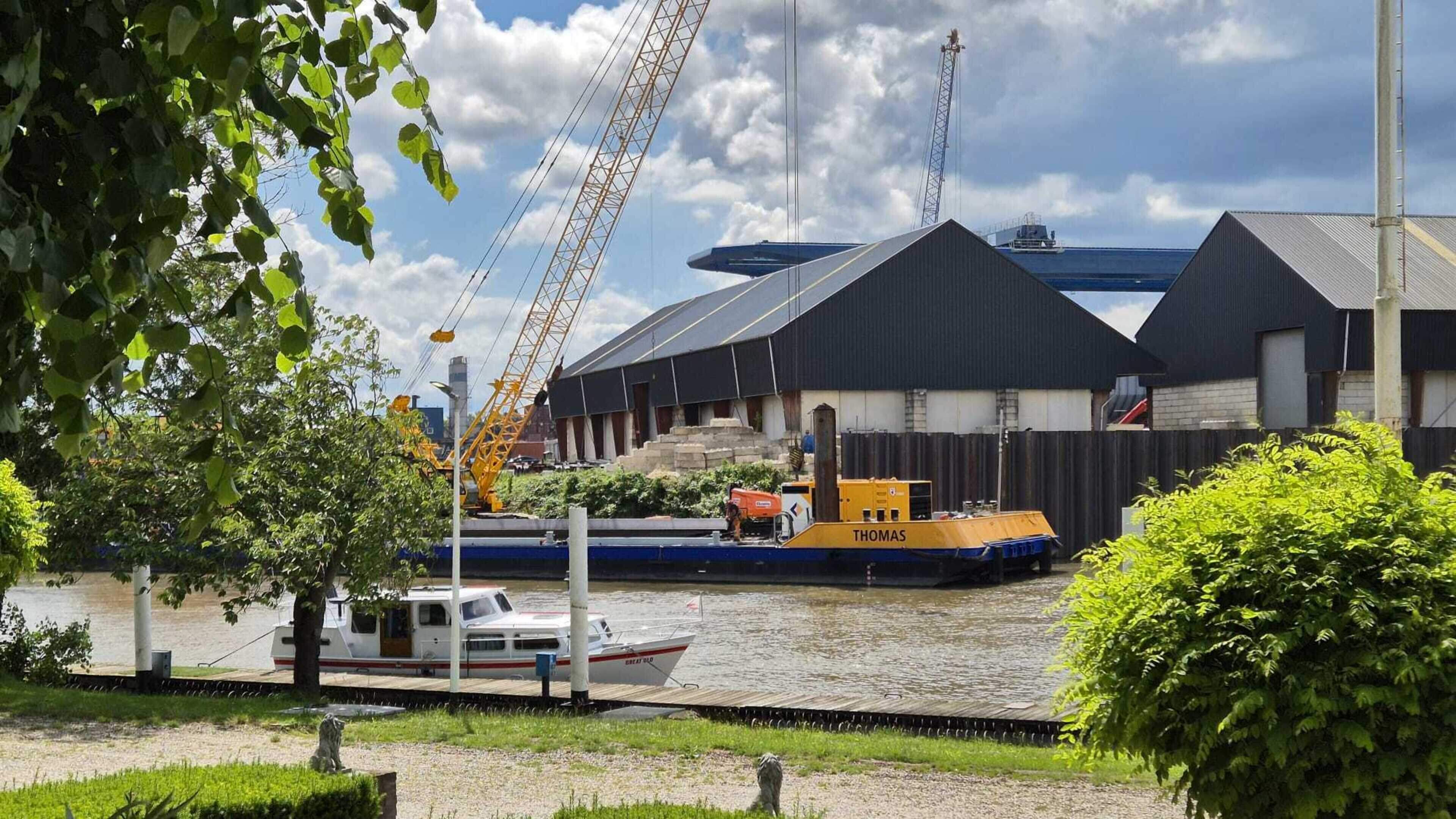 Nieuwe damwanden in Roermondse haven om bedrijven te beschermen, maar omwonenden vrezen geluid, hoog