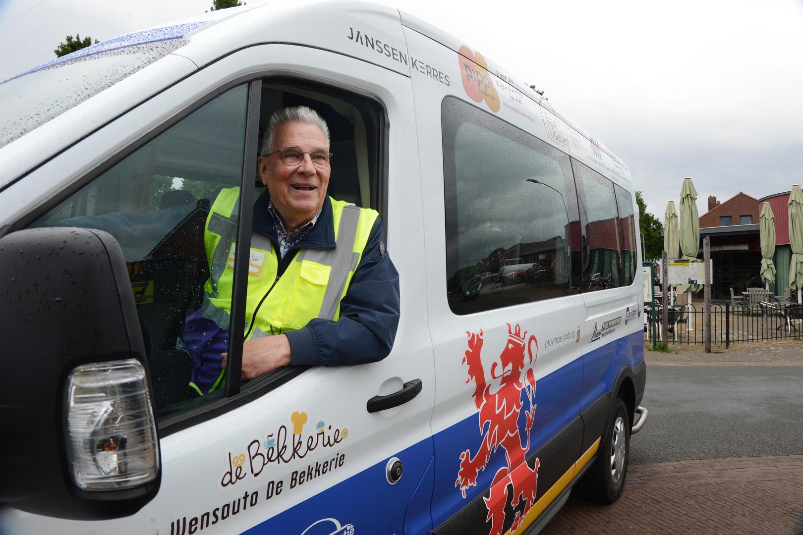 Jan Jaspers heeft als chauffeur van wensauto  De Bekkerie zo veel kilometers op de teller dat hij al minstens een keer de aardbol rond is geweest. 