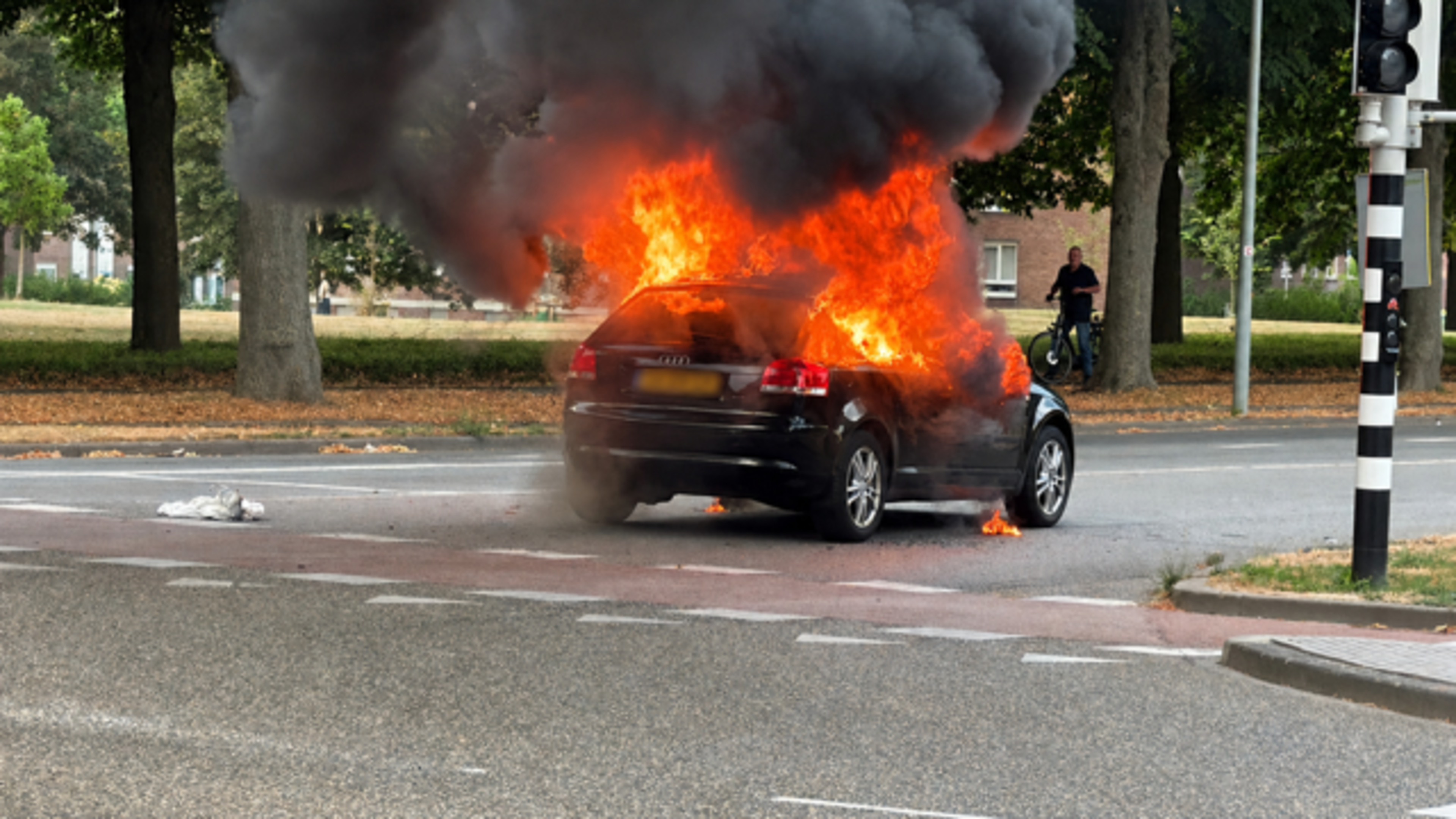 Auto vat vlam tijdens het rijden in Maastricht