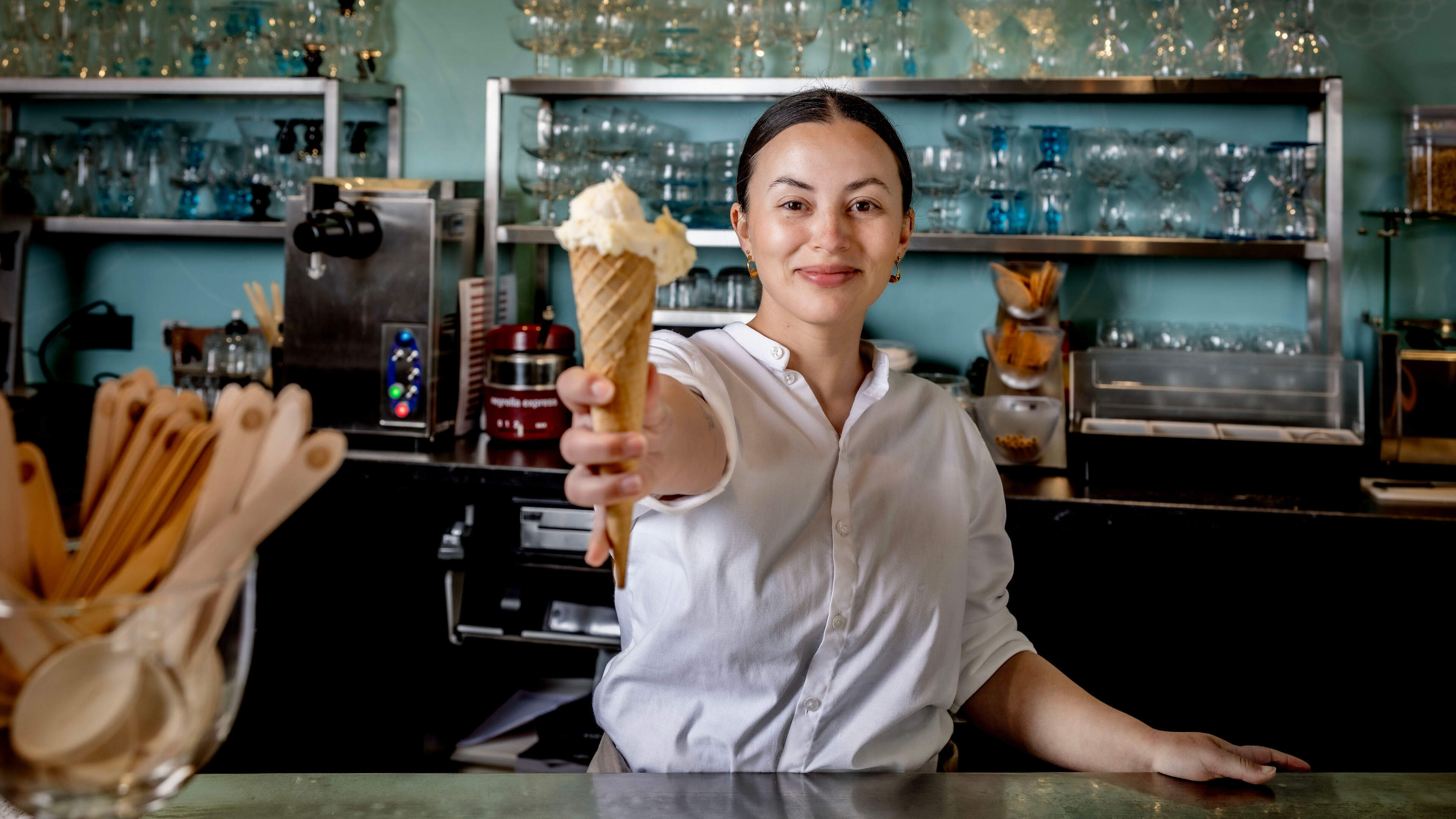 Esmée uit Grubbenvorst gaf alles op voor haar meisjesdroom en zet het bekendste ijs van Limburg op d