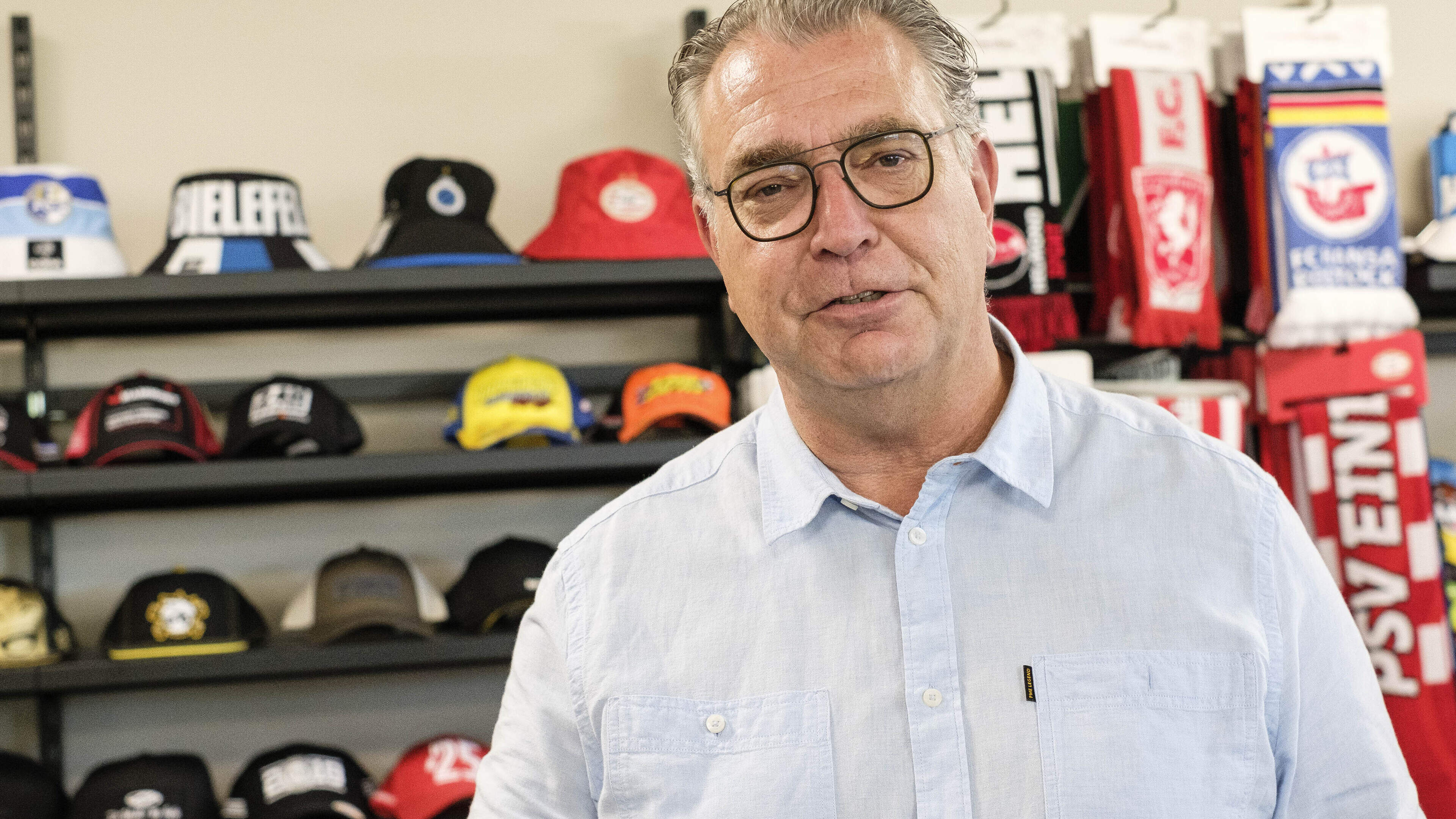 Roger (56), zakenman achter de Max Verstappen Fanshop, over zijn succes: ‘Geen dun vislijntje tussen