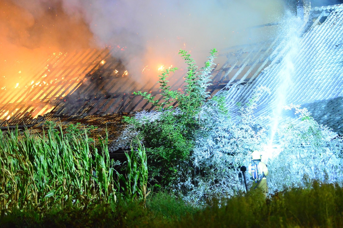 Politie stuurt tientallen kijkers weg bij fikse brand in Beegden