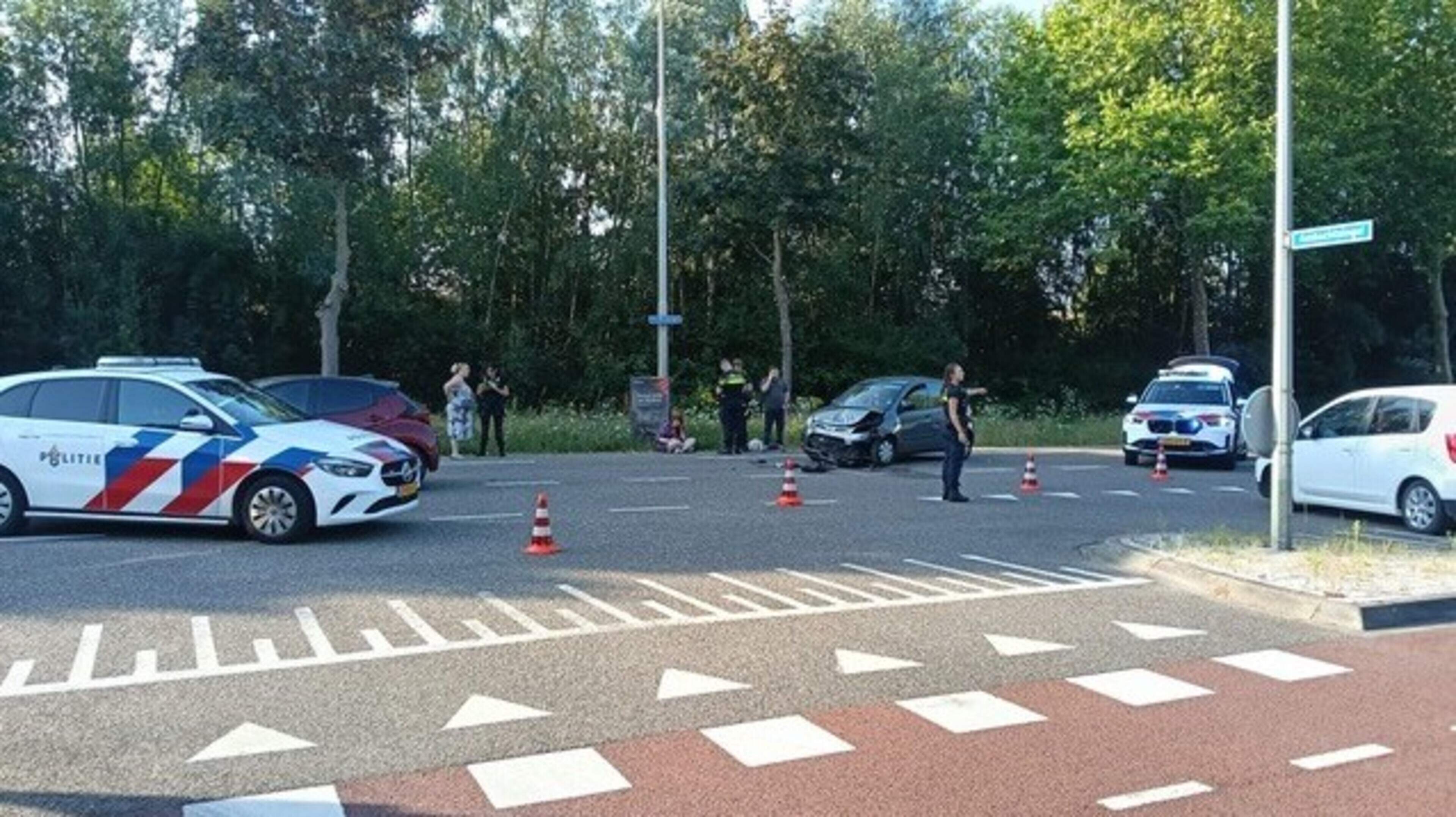 Twee auto’s botsen in Roermond: Sint Wirosingel afgesloten