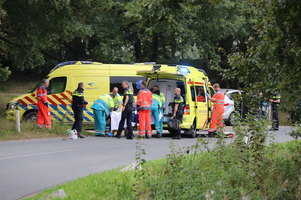 Motorrijder knalt tegen boom in Wellerlooi en raakt ernstig gewond