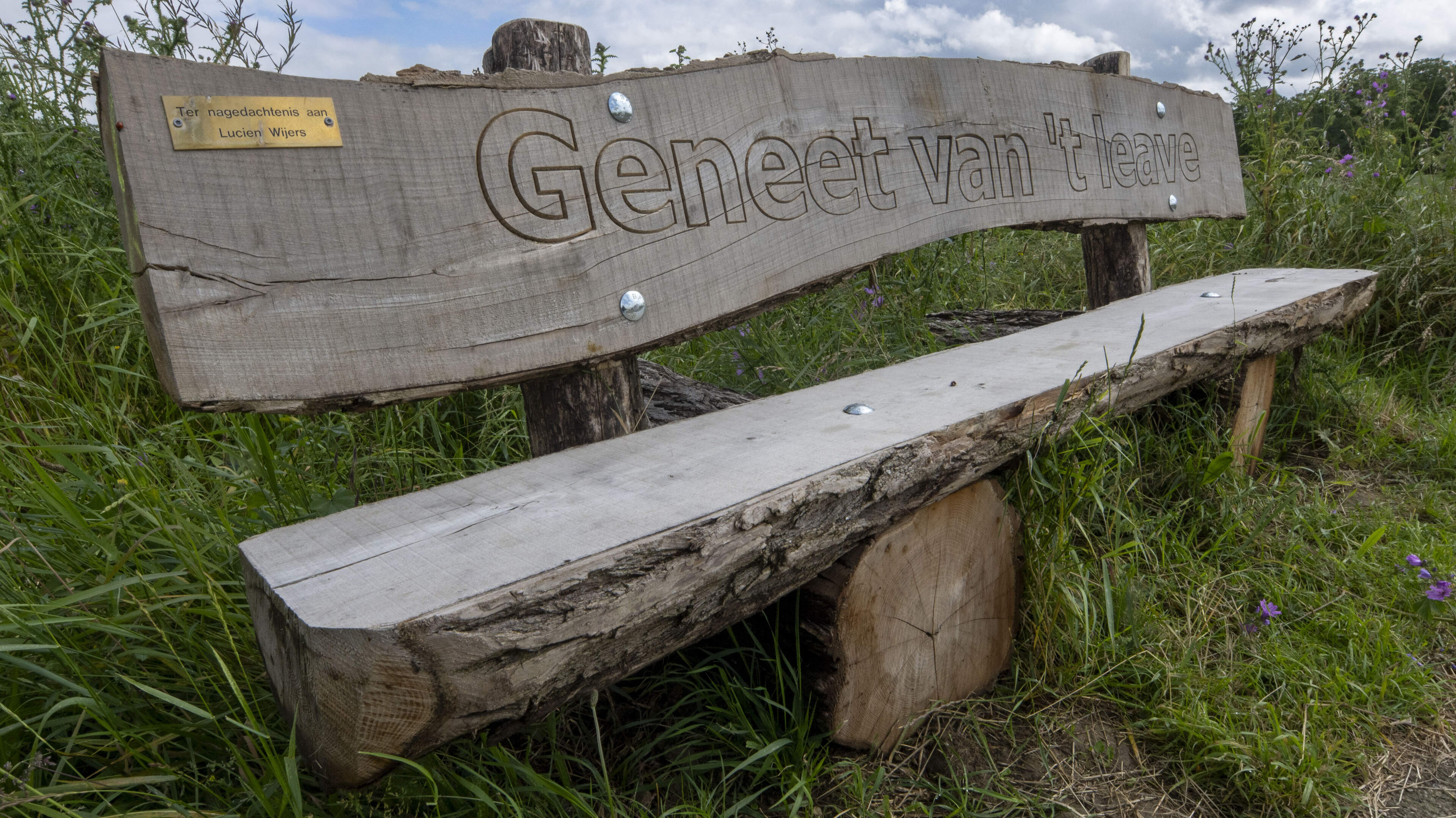 Bankjes voor Sjeng en Lucien langs de door hen zo geliefde Maas: ‘Voor mensen die er net zo van kunn