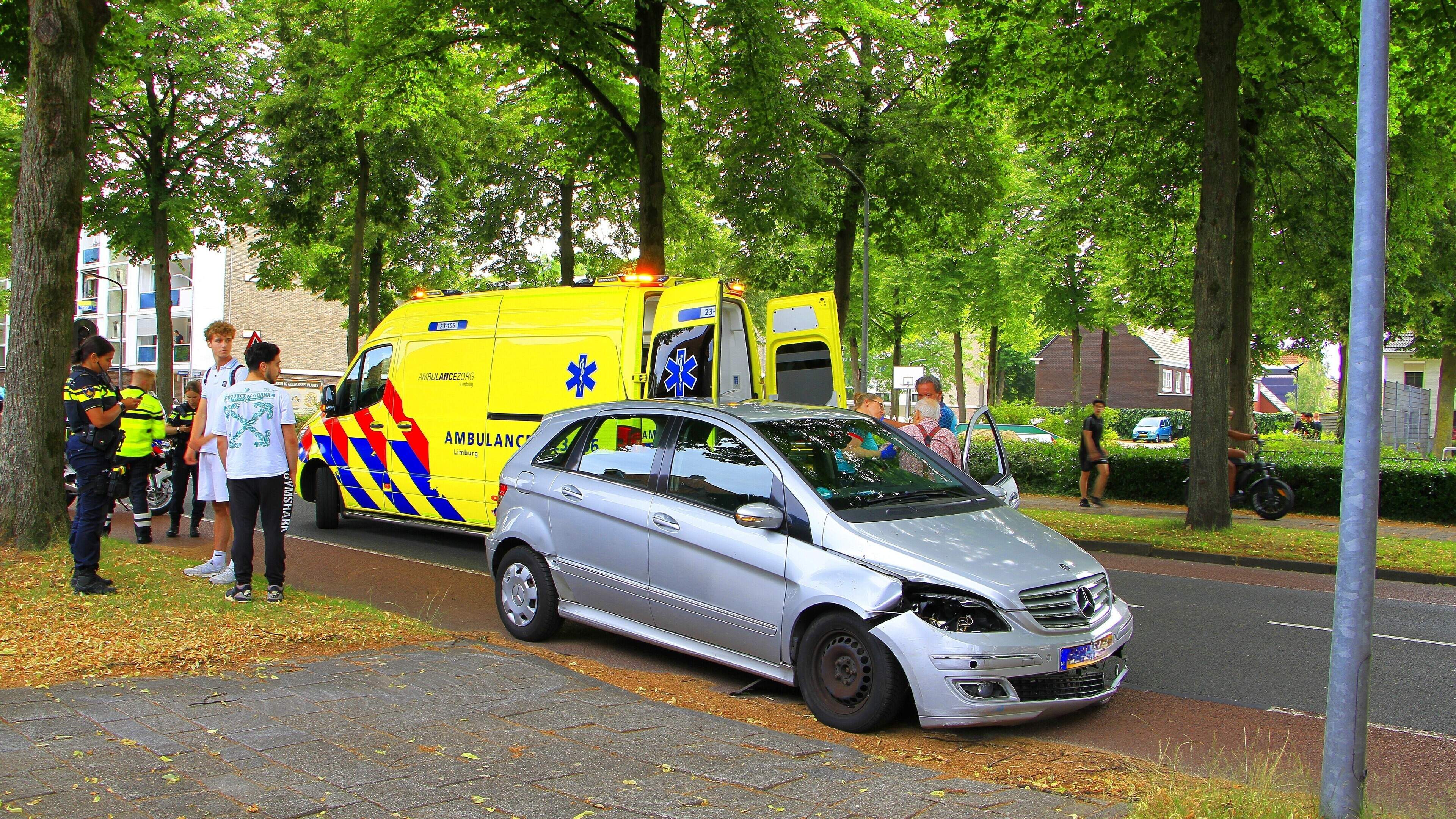 Automobilist wordt onwel achter stuur en rijdt meerdere verkeerspalen omver in Weert