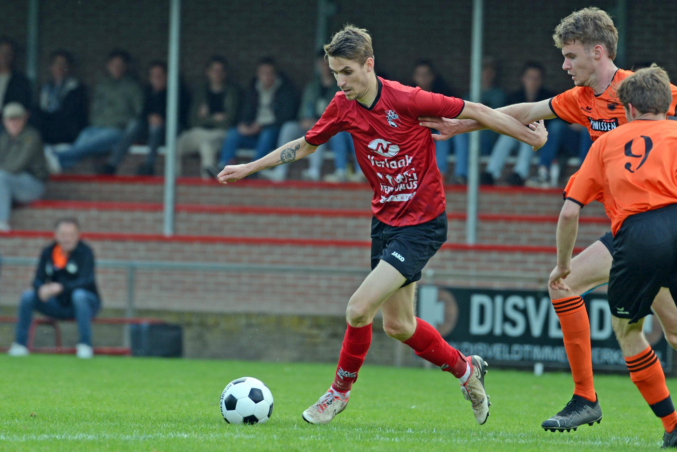 Koploper Kessel boekt comfortabele zege op Kronenberg: ‘We waren voetballend beter’