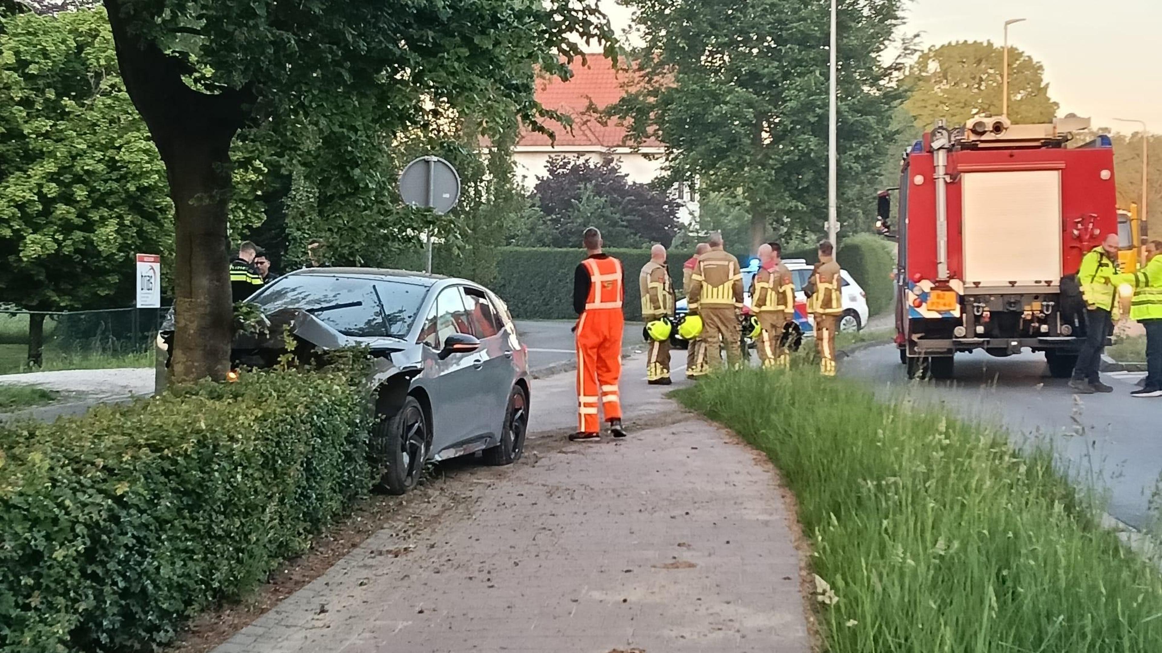 Auto raakt van de weg en botst tegen boom in Baexem