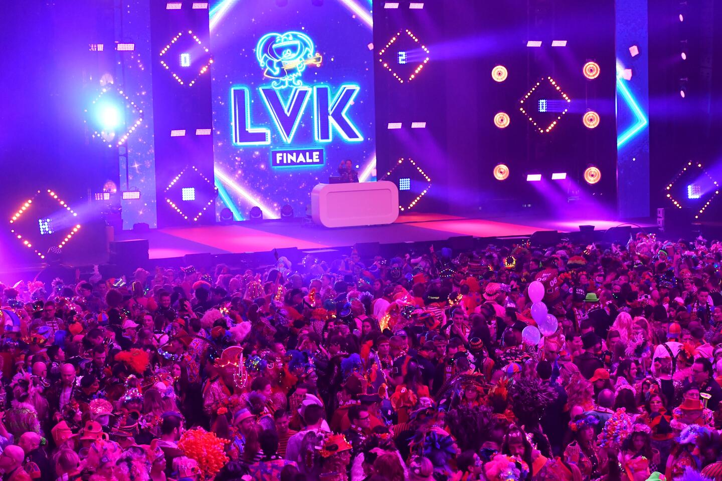 LVK is megalomaan monster dat ten onder dreigt te gaan aan rellen en ...