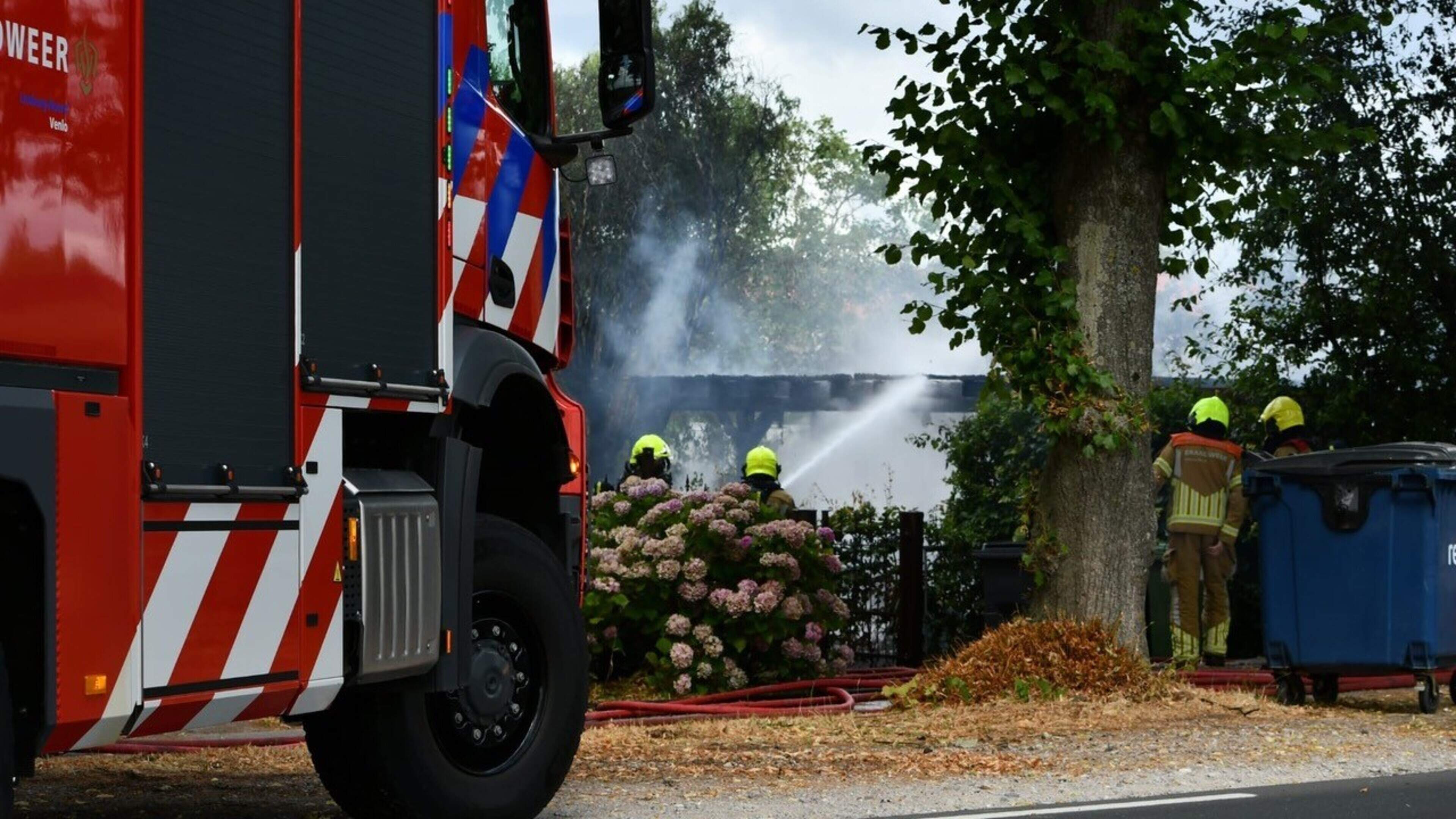 Brand in bijgebouw naast woning in Velden