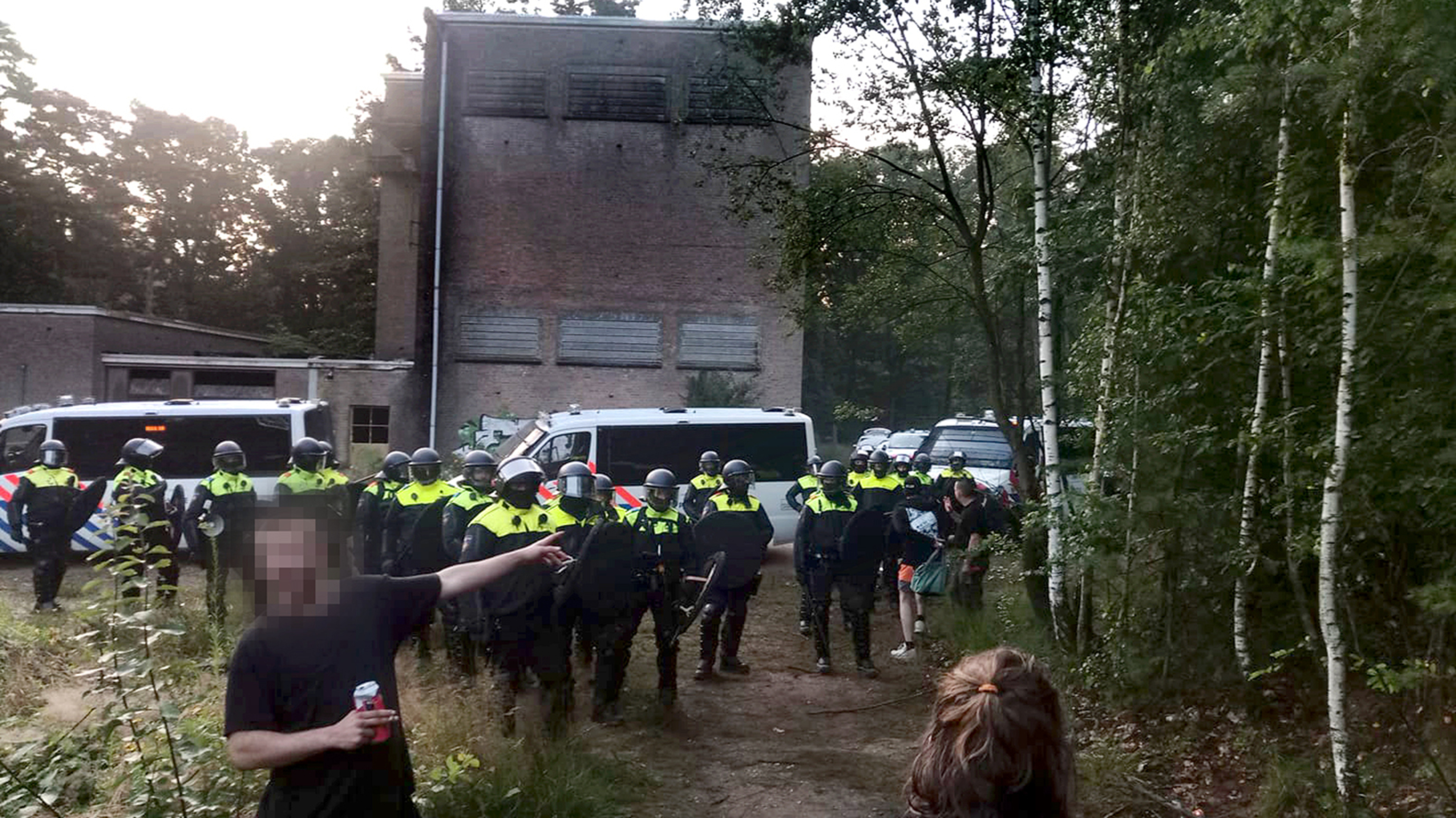 Ontruimde illegale raveparty in Herkenbosch: ‘Het geeft een kick. Ik had behoefte om te feesten’