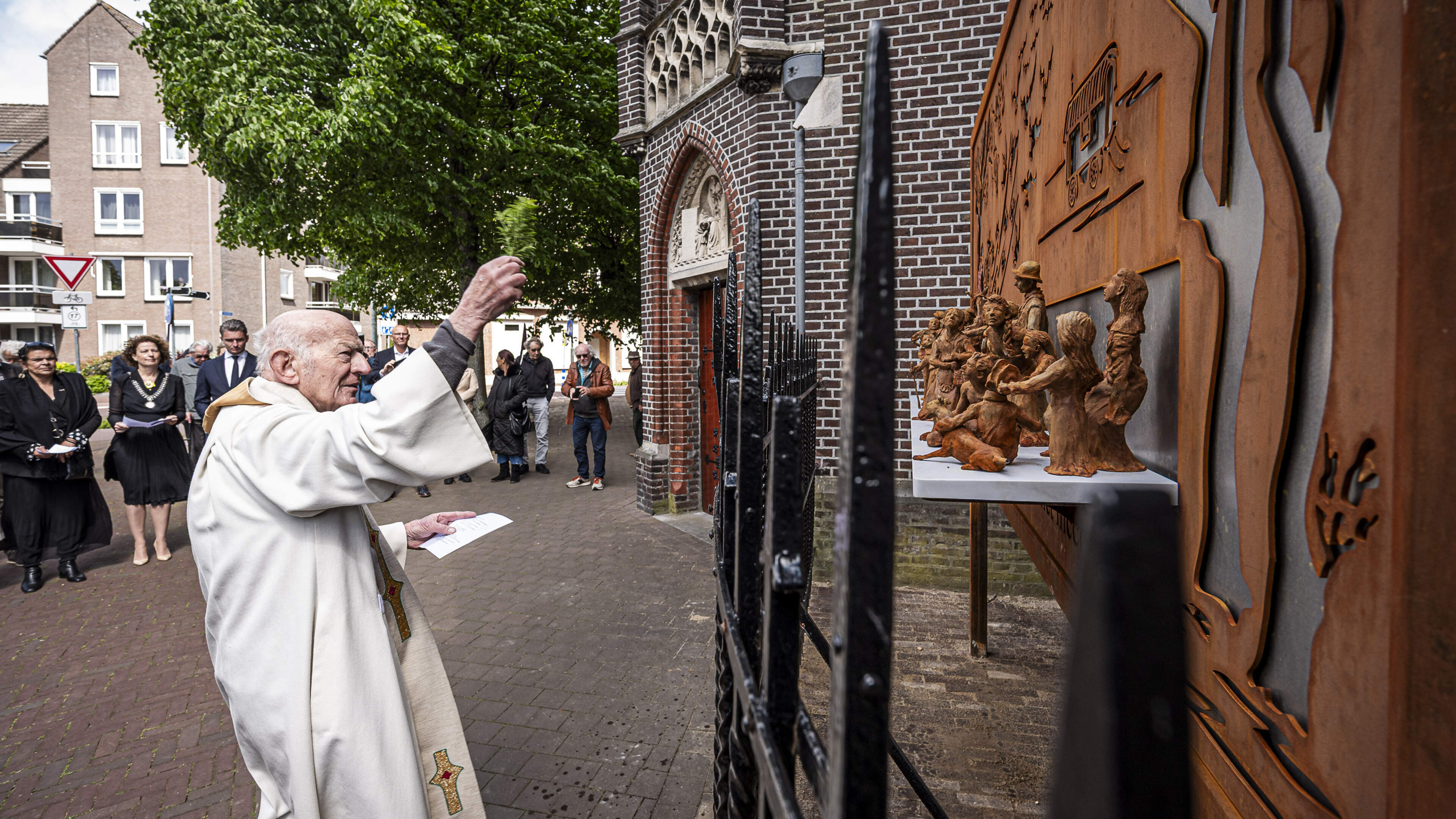 Roermond verbreekt ‘de oorverdovende stilte’ met onthulling van Sinti-monument bij Kapel in ’t Zand,
