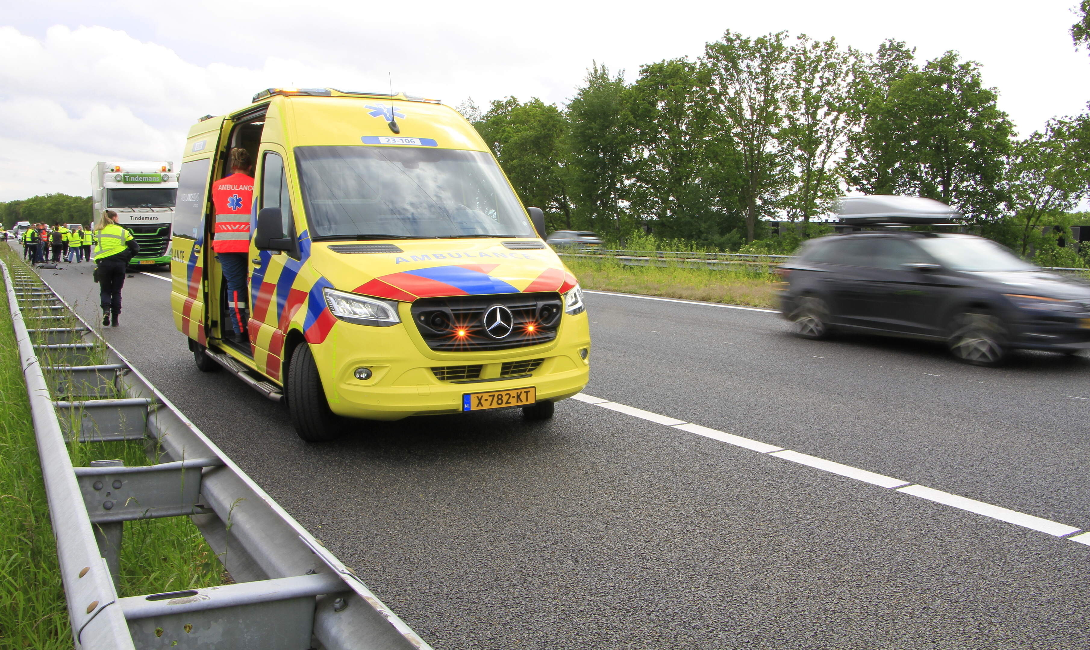Zware aanrijding tussen bestelbus en vrachtwagen.